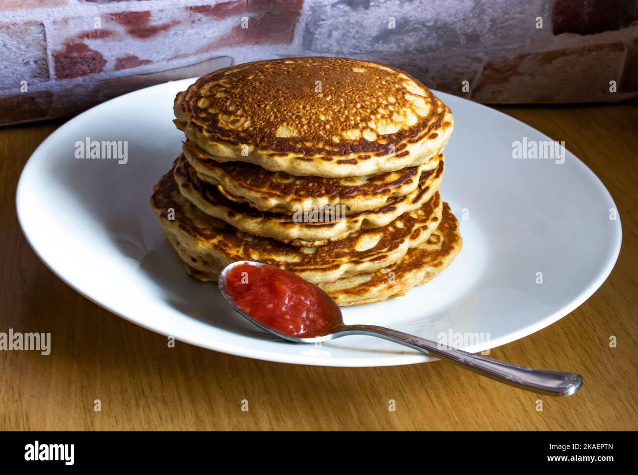 Crêpes américaines avec une cuillère de confiture de fraise Banque D'Images