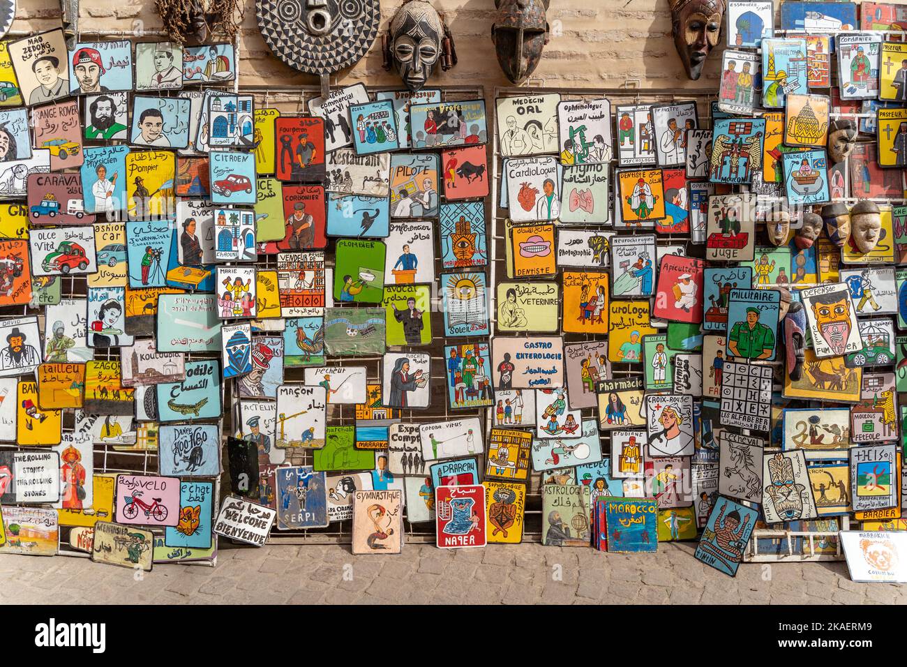 Une pile de peintures colorées, y compris des portraits de personnes célèbres qui se vendent dans les rues de Marrakech Banque D'Images