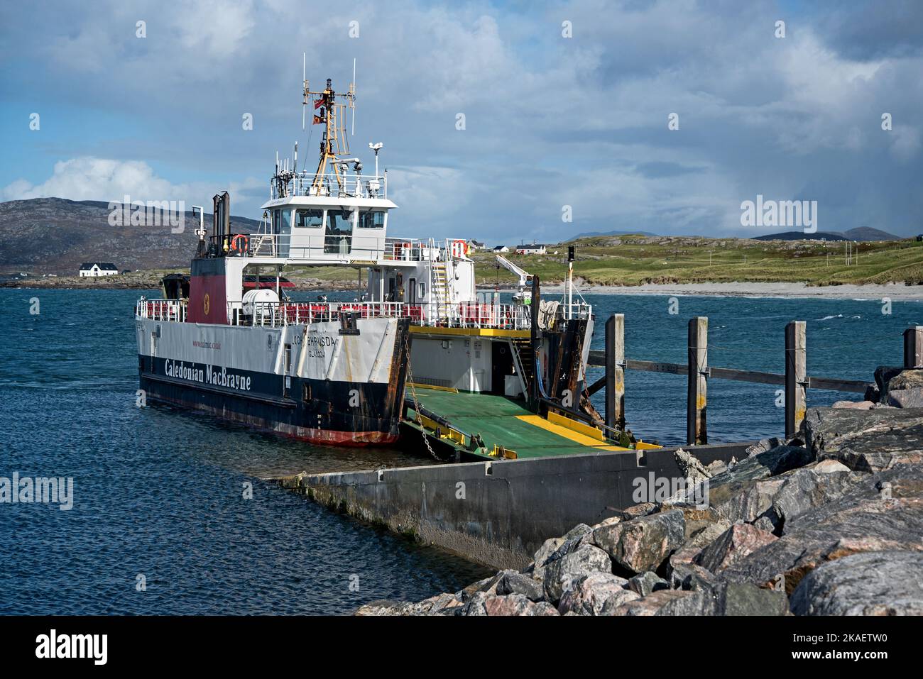 Caledonian MacBrayne, Barra à Eriskay Calmac ferry, MV Loch Bhrusda ancré sur l'île d'Eriskay, Outer Hebrides, Écosse, Royaume-Uni. Banque D'Images