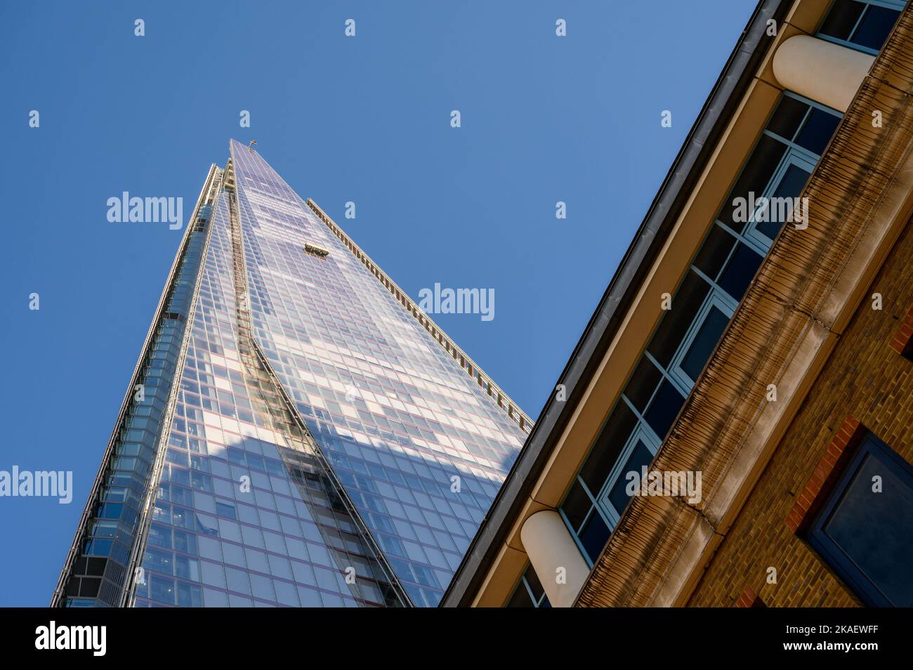 LONDRES - 4 novembre 2020 : vue sur le Shard avec le coin de l'hôpital Guys au premier plan Banque D'Images