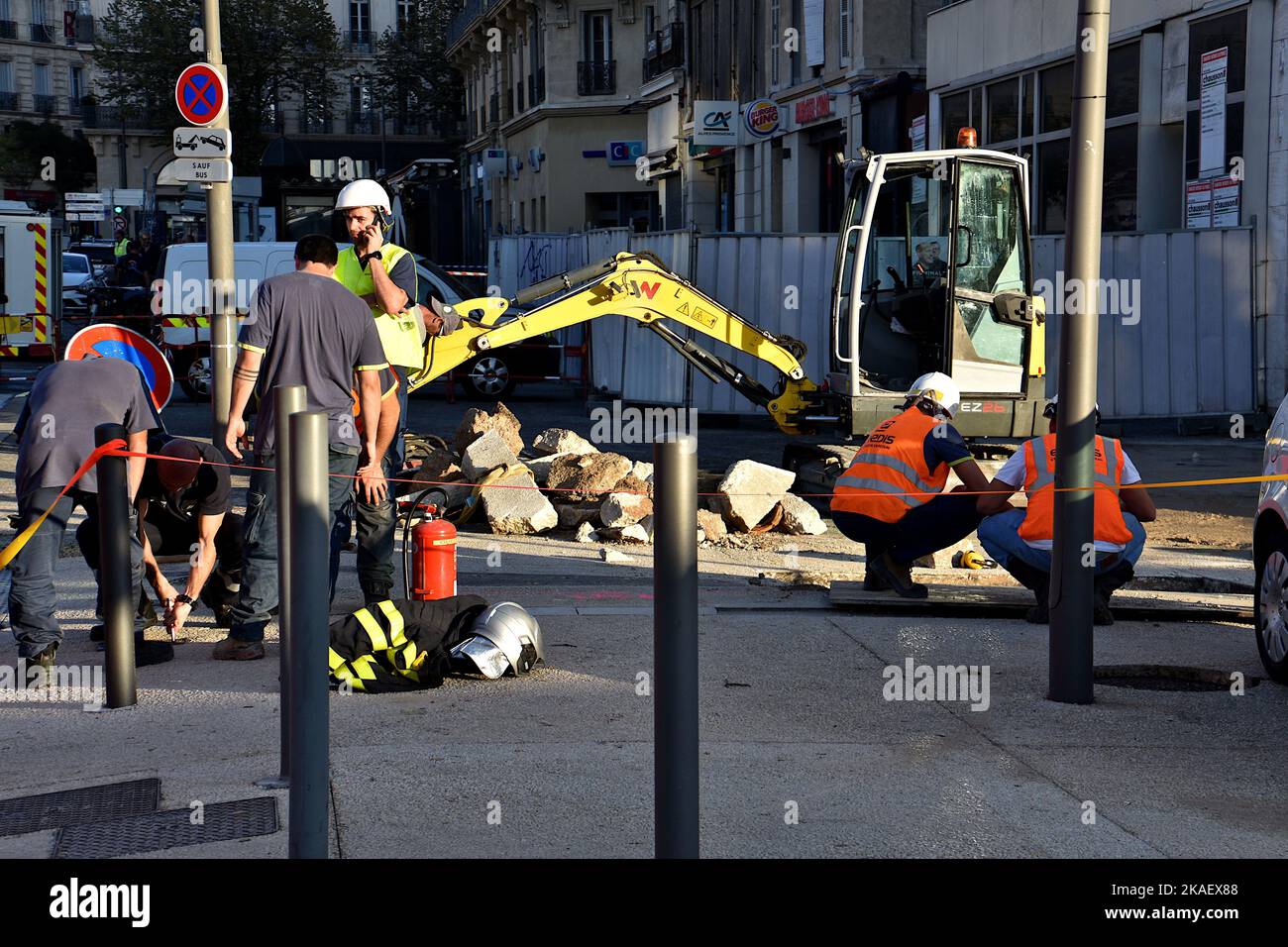 Des agents d'Electricité réseau et distribution France (FEDER) et gaz réseau distribution France (GRDF) ainsi qu'une pelle rétro sont vus sur le site de la fuite de gaz. Une importante fuite de gaz dans la rue s'est produite dans le district de Joliette. Quelque 800 foyers ont été privés de gaz en raison de coupures de réseau. Banque D'Images Des agents d'Electricité réseau et distribution France (FEDER) et gaz réseau distribution France (GRDF) ainsi qu'une pelle rétro sont vus sur le site de la fuite de gaz. Une importante fuite de gaz dans la rue s'est produite dans le district de Joliette. Quelque 800 foyers ont été privés de gaz en raison de coupures de réseau. Banque D'Images