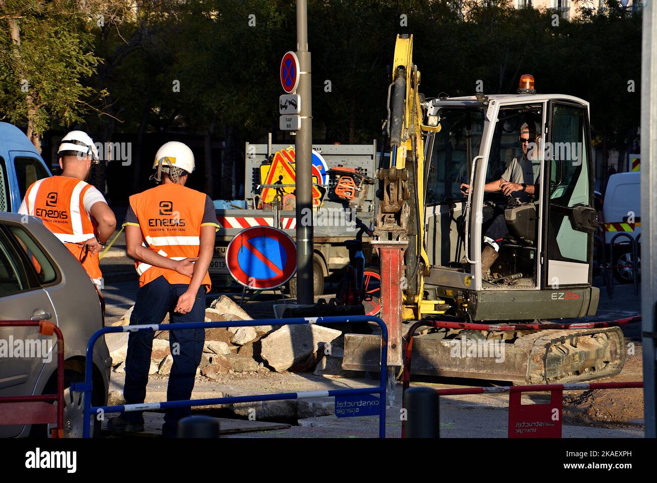 Marseille, France. 01st novembre 2022. Des agents d'Electricité réseau et distribution France (FEDER) et gaz réseau distribution France (GRDF) ainsi qu'une pelle rétro sont vus sur le site de la fuite de gaz. Une importante fuite de gaz dans la rue s'est produite dans le district de Joliette. Quelque 800 foyers ont été privés de gaz en raison de coupures de réseau. (Photo de Gerard Bottino/SOPA Images/Sipa USA) crédit: SIPA USA/Alay Live News Banque D'Images Marseille, France. 01st novembre 2022. Des agents d'Electricité réseau et distribution France (FEDER) et gaz réseau distribution France (GRDF) ainsi qu'une pelle rétro sont vus sur le site de la fuite de gaz. Une importante fuite de gaz dans la rue s'est produite dans le district de Joliette. Quelque 800 foyers ont été privés de gaz en raison de coupures de réseau. (Photo de Gerard Bottino/SOPA Images/Sipa USA) crédit: SIPA USA/Alay Live News Banque D'Images