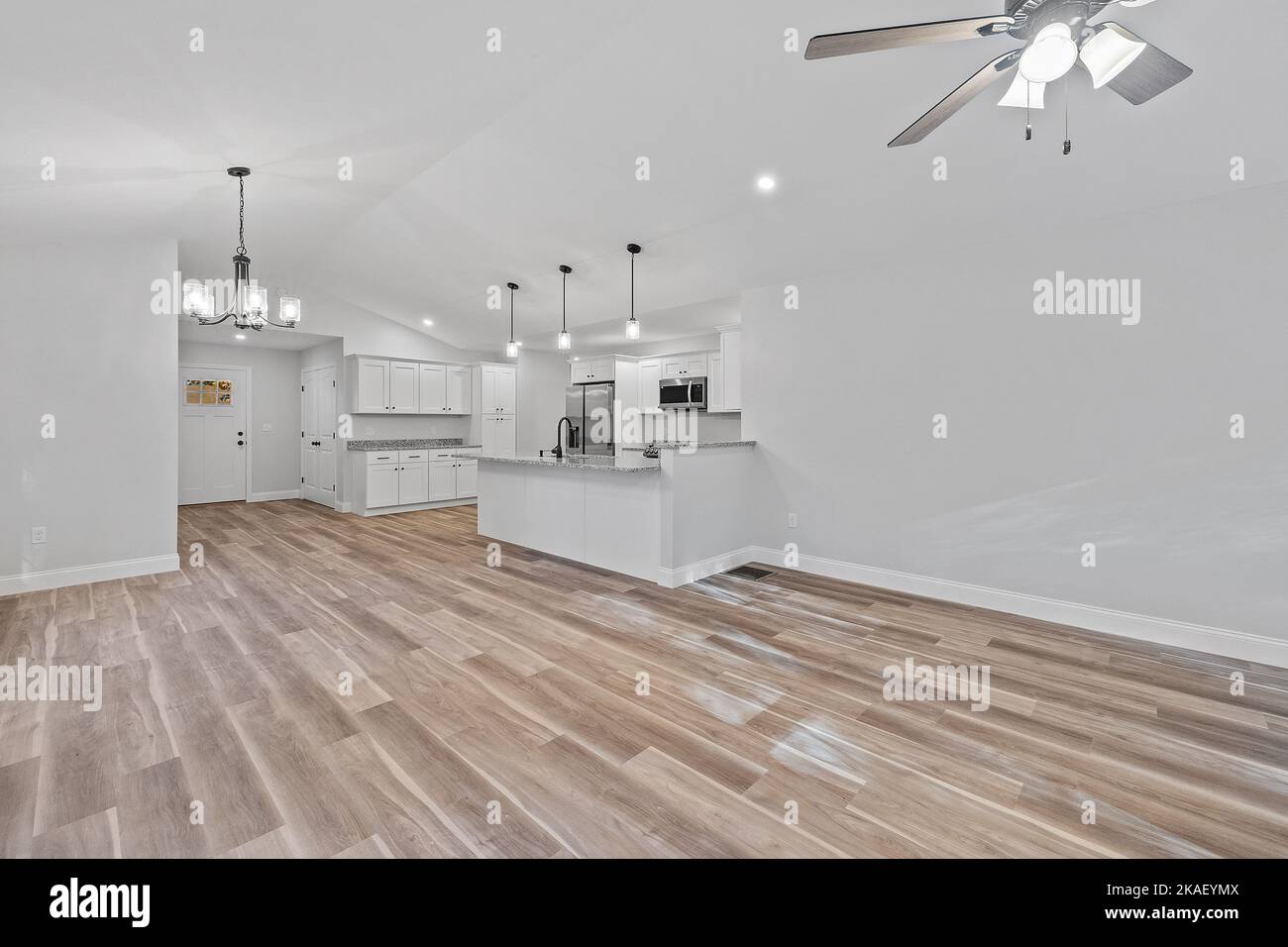 Une belle maison récemment rénovée couloir avec planchers de bois franc et lampes suspendues illuminées Banque D'Images