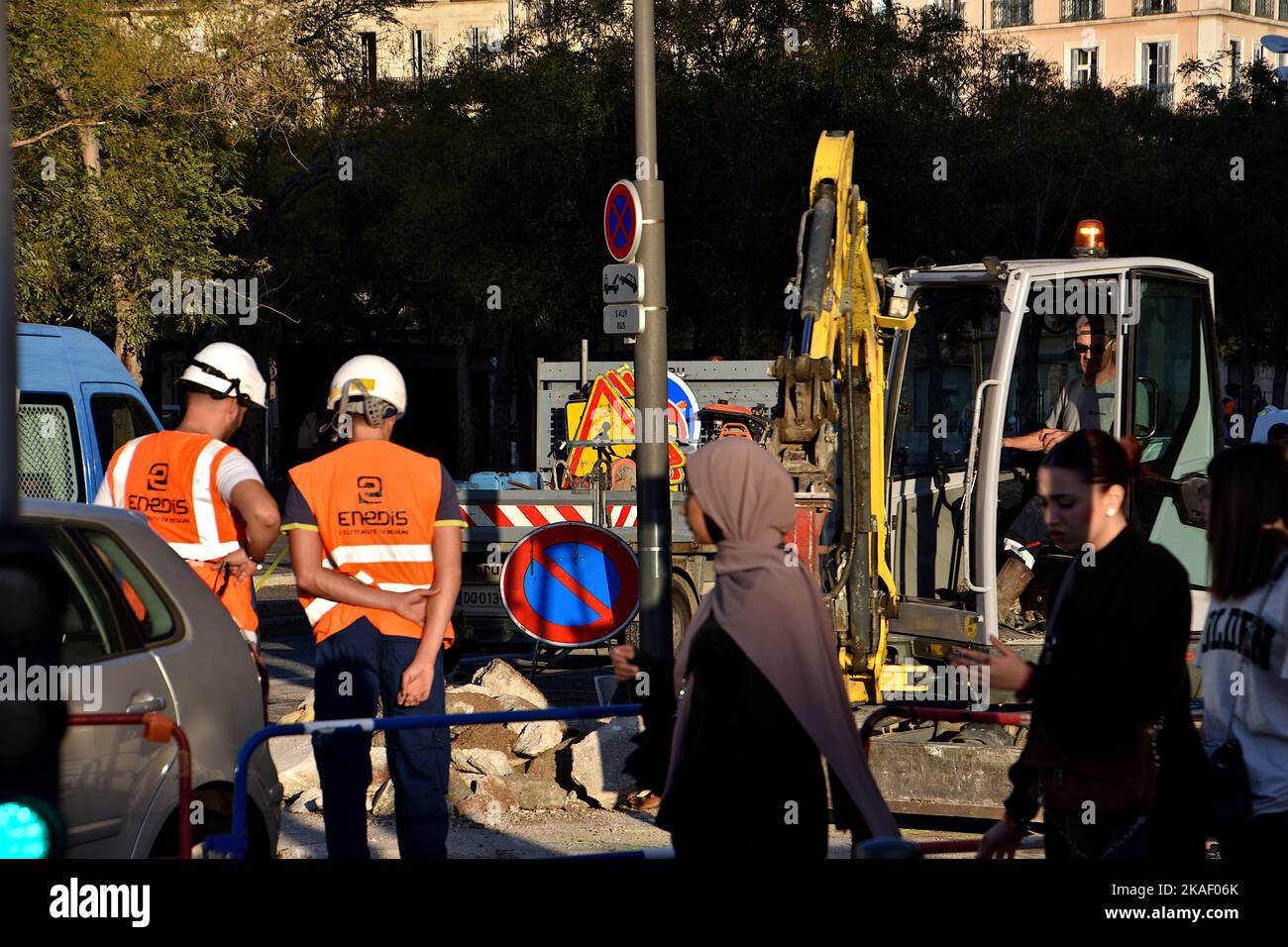 Marseille, France. 1st novembre 2022. Des agents d'Electricité réseau et distribution France (FEDER) et gaz réseau distribution France (GRDF) ainsi qu'une pelle rétro sont vus sur le site de la fuite de gaz. Une importante fuite de gaz dans la rue s'est produite dans le district de Joliette. Quelque 800 foyers ont été privés de gaz en raison de coupures de réseau. (Image de crédit : © Gerard Bottino/SOPA Images via ZUMA Press Wire) Banque D'Images Marseille, France. 1st novembre 2022. Des agents d'Electricité réseau et distribution France (FEDER) et gaz réseau distribution France (GRDF) ainsi qu'une pelle rétro sont vus sur le site de la fuite de gaz. Une importante fuite de gaz dans la rue s'est produite dans le district de Joliette. Quelque 800 foyers ont été privés de gaz en raison de coupures de réseau. (Image de crédit : © Gerard Bottino/SOPA Images via ZUMA Press Wire) Banque D'Images