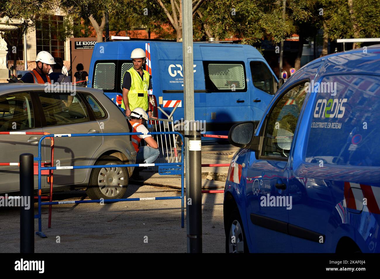 Marseille, France. 1st novembre 2022. Les agents et véhicules des sociétés Electricité réseau et distribution France (FEDER) et gaz réseau distribution France (GRDF) sont vus sur le site de la fuite de gaz. Une importante fuite de gaz dans la rue s'est produite dans le district de Joliette. Quelque 800 foyers ont été privés de gaz en raison de coupures de réseau. (Image de crédit : © Gerard Bottino/SOPA Images via ZUMA Press Wire) Banque D'Images Marseille, France. 1st novembre 2022. Les agents et véhicules des sociétés Electricité réseau et distribution France (FEDER) et gaz réseau distribution France (GRDF) sont vus sur le site de la fuite de gaz. Une importante fuite de gaz dans la rue s'est produite dans le district de Joliette. Quelque 800 foyers ont été privés de gaz en raison de coupures de réseau. (Image de crédit : © Gerard Bottino/SOPA Images via ZUMA Press Wire) Banque D'Images