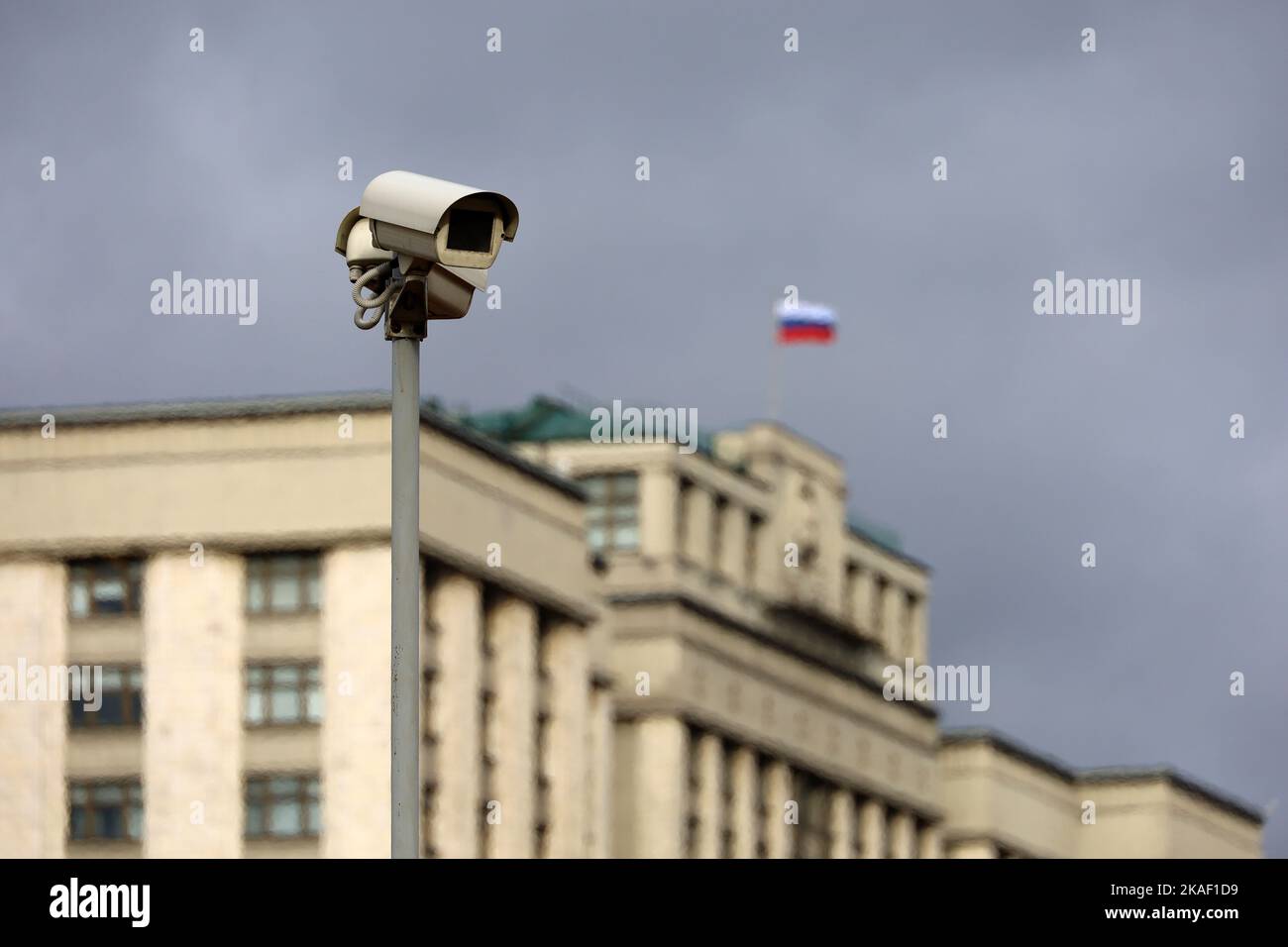 Caméras de sécurité contre le bâtiment du Parlement russe avec drapeau russe. Concept de surveillance vidéo et de protection de la vie privée Banque D'Images