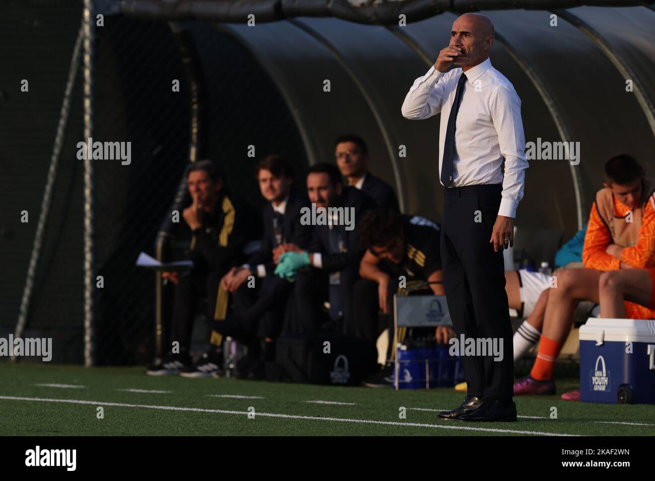 Vinovo, Italie, 2nd novembre 2022. Paolo Montero l'entraîneur en chef de Juventus réagit lors du match de l'UEFA Youth League au centre d'entraînement de Juventus, à Turin. Le crédit photo devrait se lire: Jonathan Moscrop / Sportimage Banque D'Images