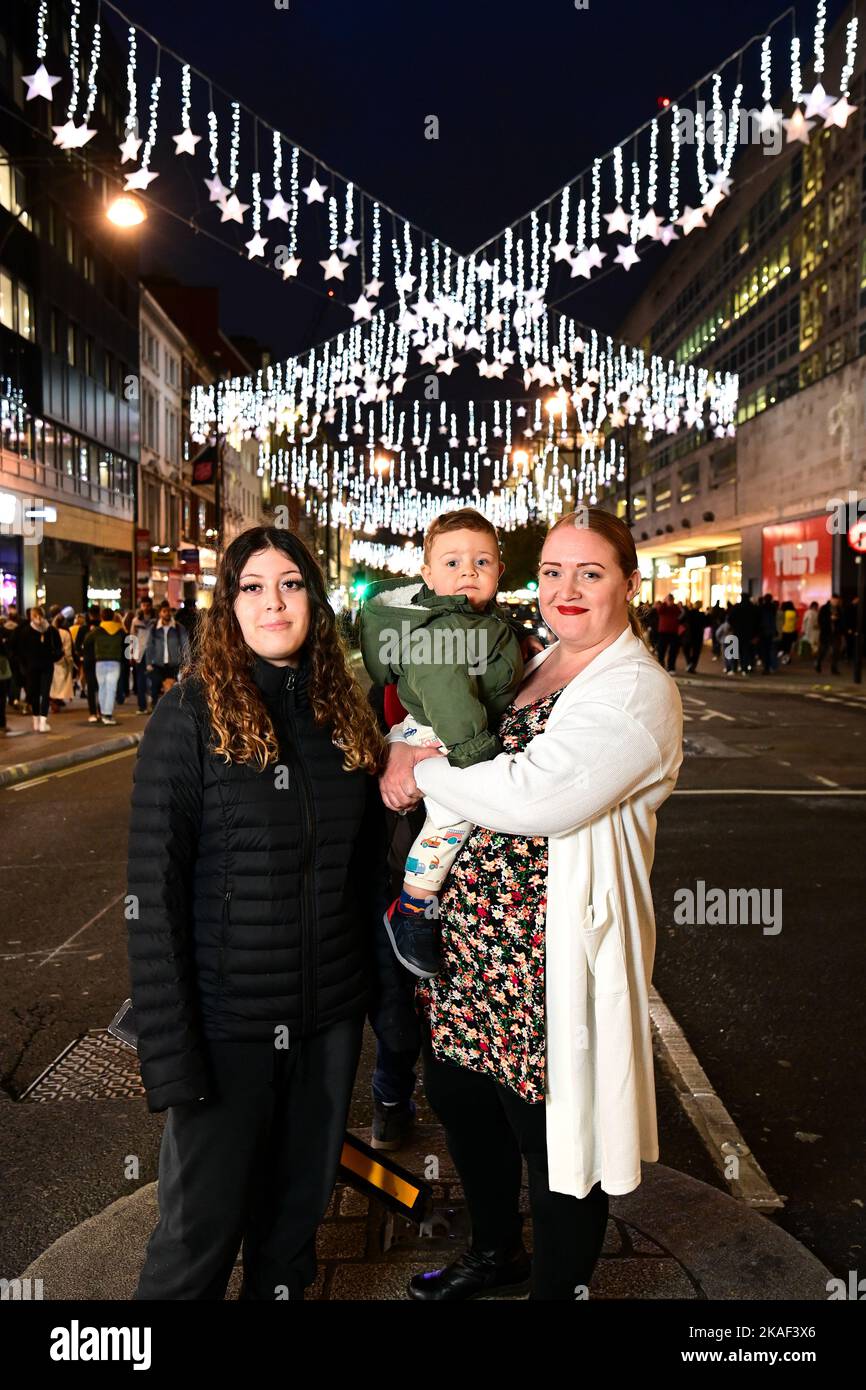 UTILISATION ÉDITORIALE ONLYÊ StreetÊfor Une famille de Home-Start UK assiste à l'allumage des lumières de Noël d'Oxford Street avec l'association caritative de soutien familial, qui a reçu 100 paniers-cadeaux de Noël d'Oxford pour les distribuer cet hiver. Date de la photo: Mercredi 2 novembre 2022. Banque D'Images