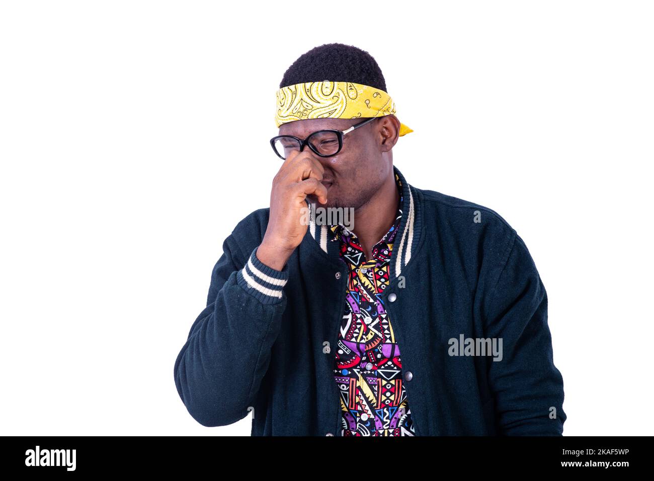 beau jeune homme portant le bandana jaune et des lunettes, se bouche sur  son nez, odorant mauvaise odeur Photo Stock - Alamy