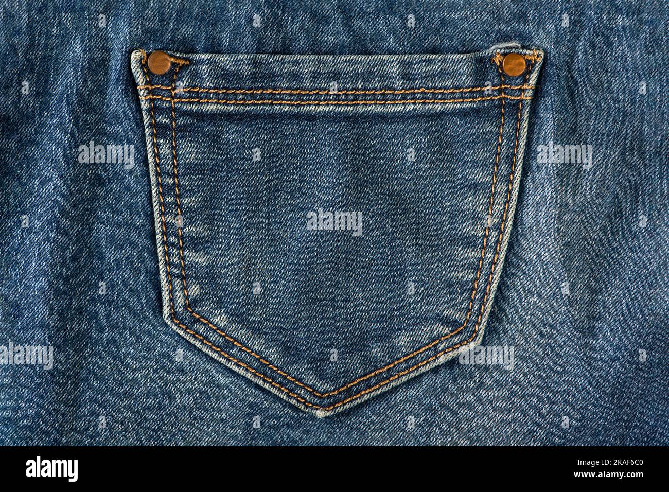 Poche de vieux jeans. Poche arrière vide pour les vieux jeans en gros plan. Banque D'Images
