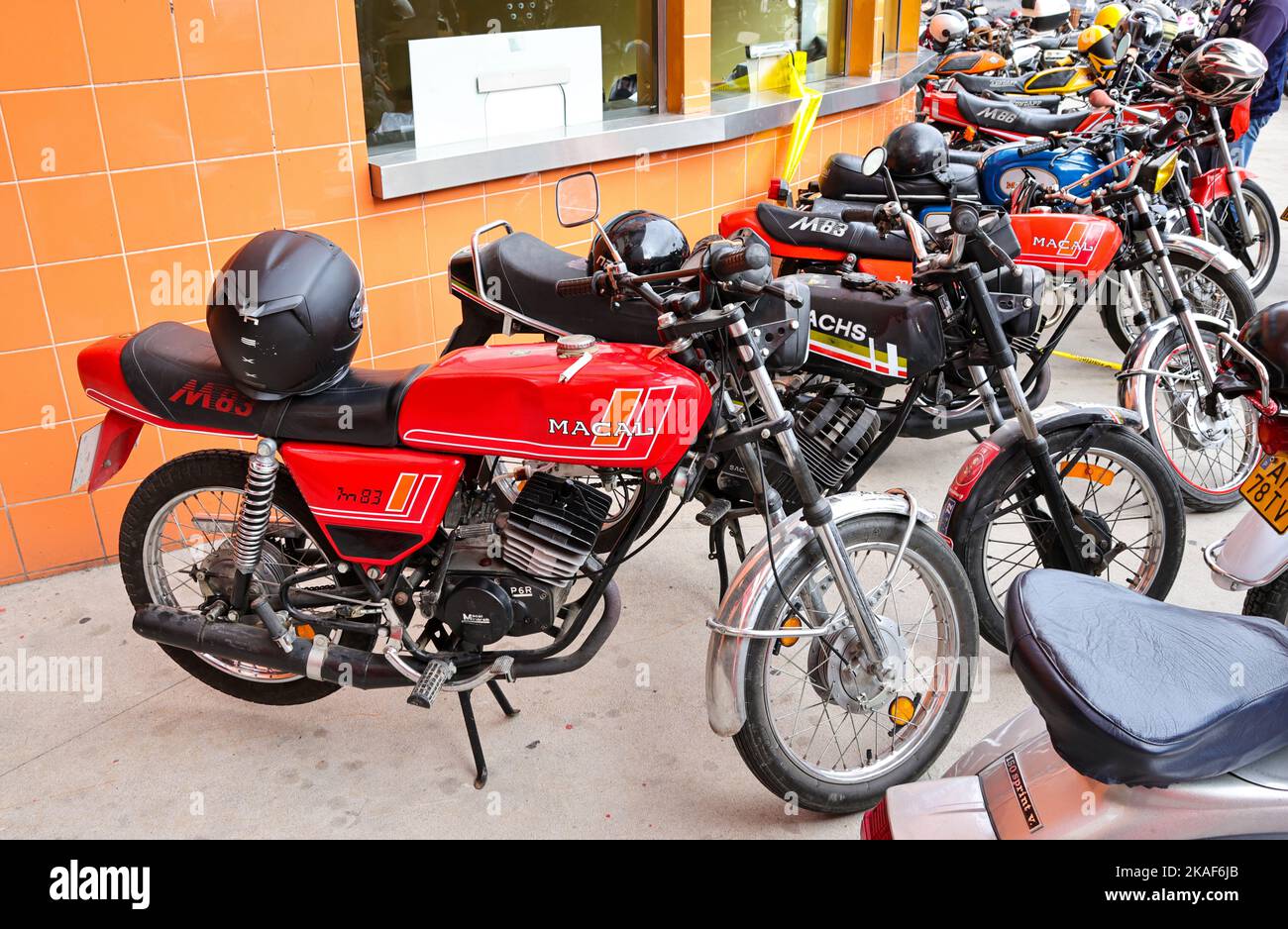 Les motos Vespa, zundapp, Famel XF, Piaggio et Sachs V5 sont exposées dans une rue Banque D'Images