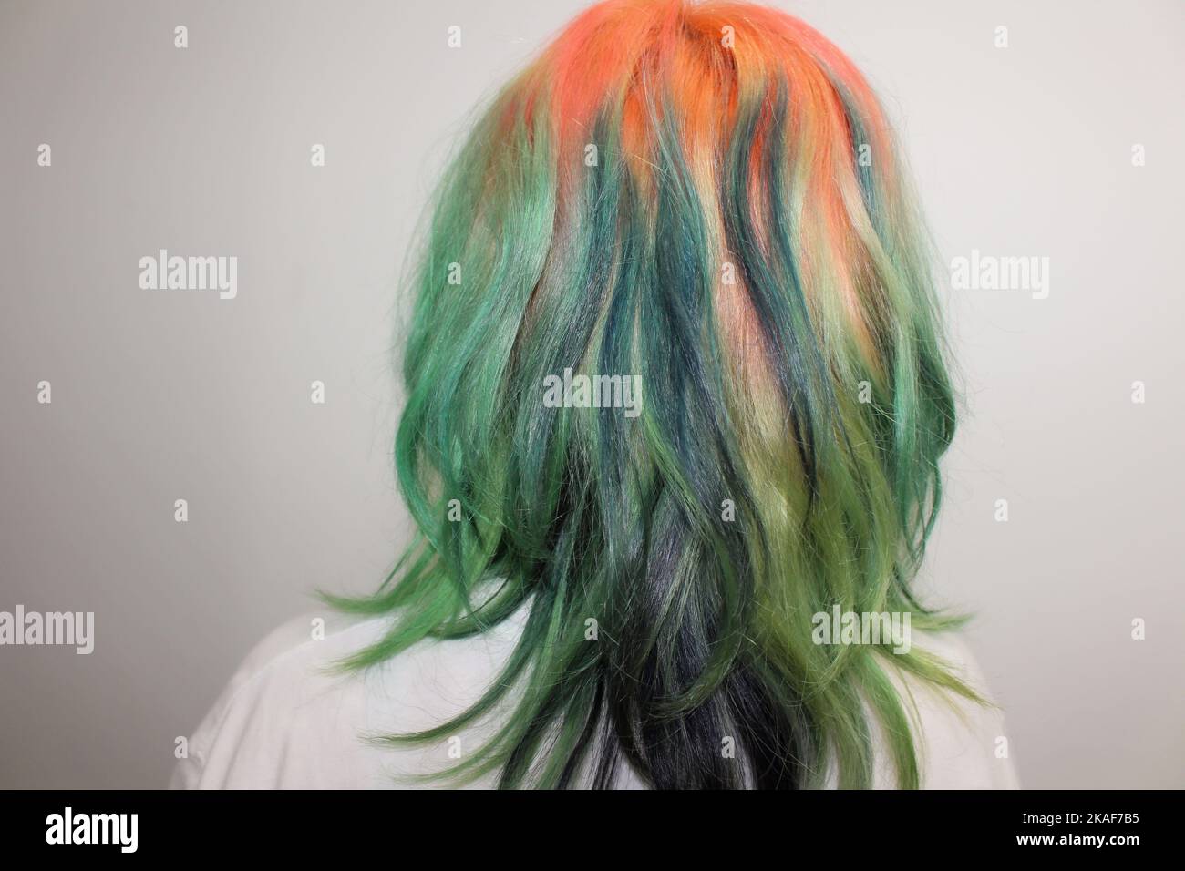 Fille canadienne philippine ado avec des cheveux teints de différentes couleurs face au mur, elle a un mode de vie jeune fille fille pageur vivant au Canada Banque D'Images