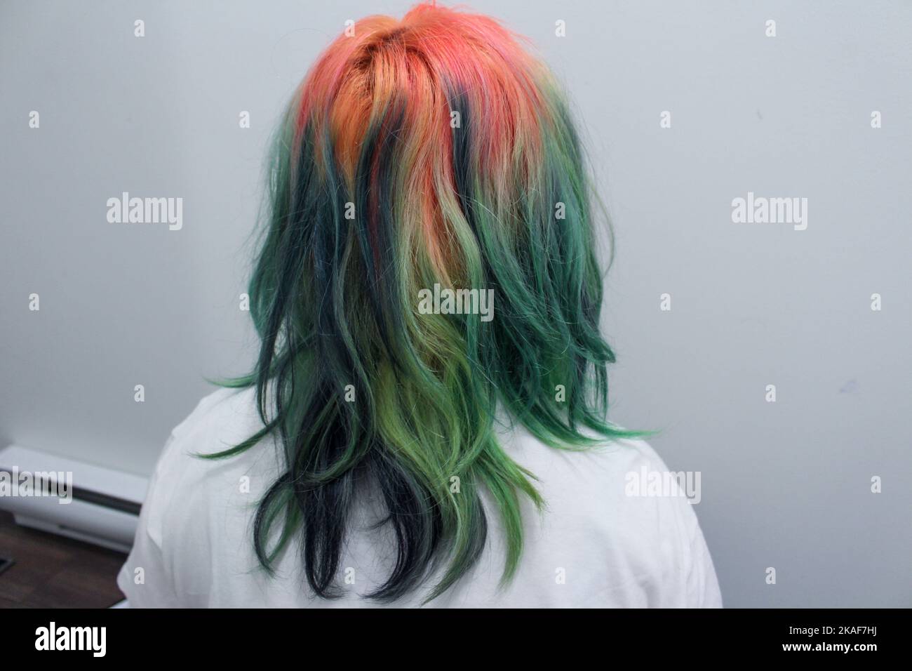 Fille canadienne philippine ado avec des cheveux teints de différentes couleurs face au mur, elle a un mode de vie jeune fille fille pageur vivant au Canada Banque D'Images
