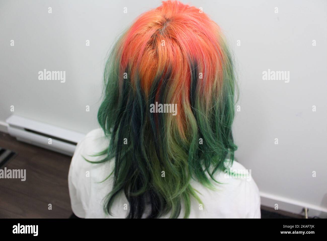 Fille canadienne philippine ado avec des cheveux teints de différentes couleurs face au mur, elle a un mode de vie jeune fille fille pageur vivant au Canada Banque D'Images