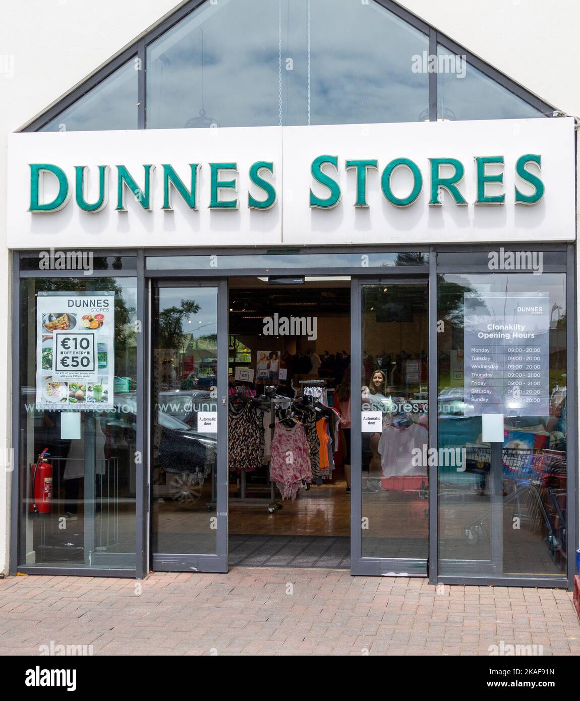 Portes d'entrée en verre des magasins Dunnes. Banque D'Images