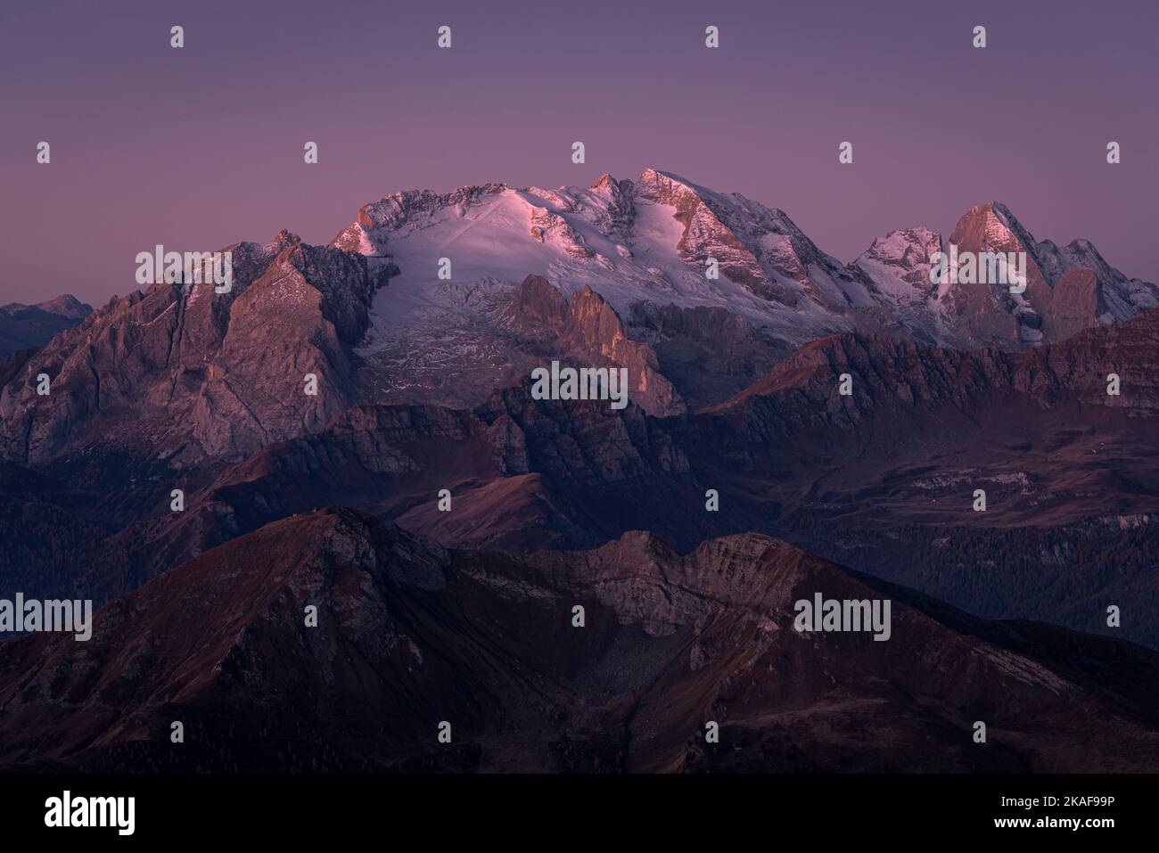 Aube colorée au sommet du massif de la Marmolada en automne, Dolomites, Italie Banque D'Images