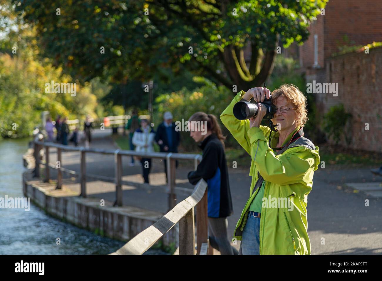 Femme prenant des photos, River Itchen, Winchester, Hampshire, Angleterre, Grande-Bretagne Banque D'Images