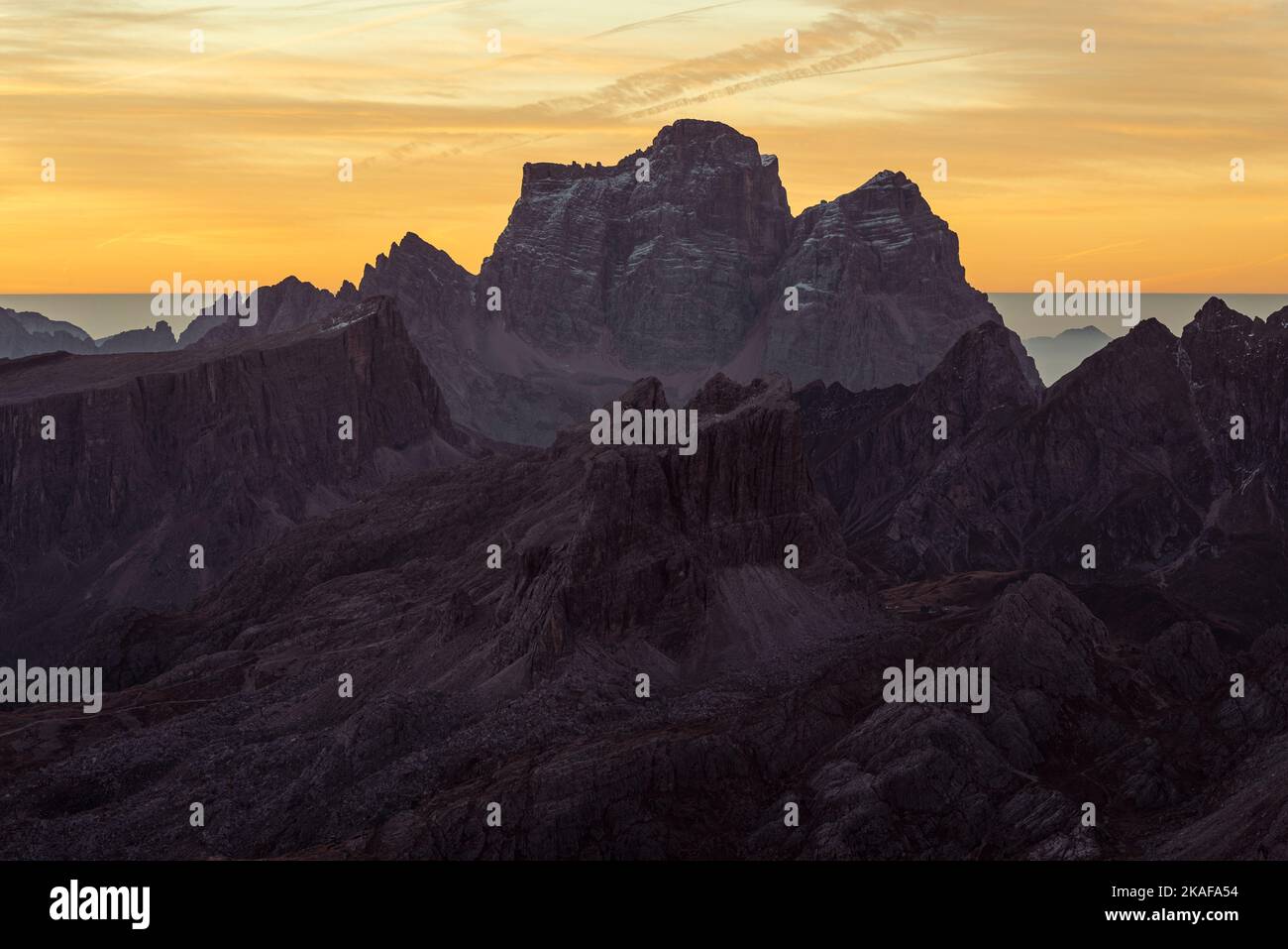 Aube au sommet du petit Lagazuoi avec le panorama des Dolomites et des sommets de Monte Pelmo, Novolau, Averau, Italie Banque D'Images