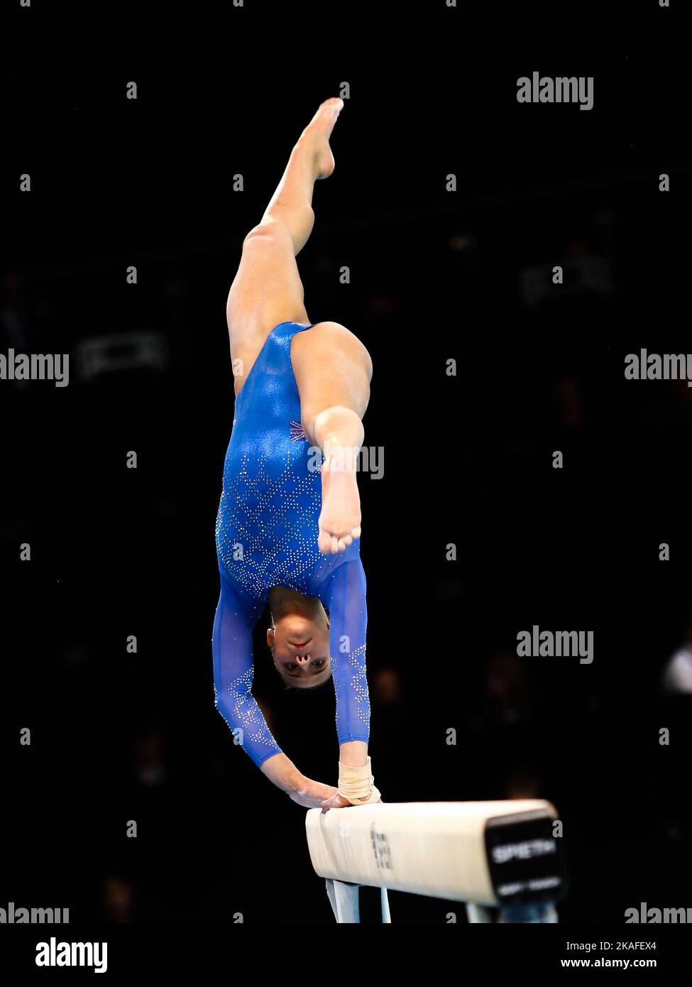 Szczecin, Pologne, 11 avril 2019: L'athlète britannique Amelie Morgan se livre sur le balancier lors des championnats de gymnastique artistique Banque D'Images