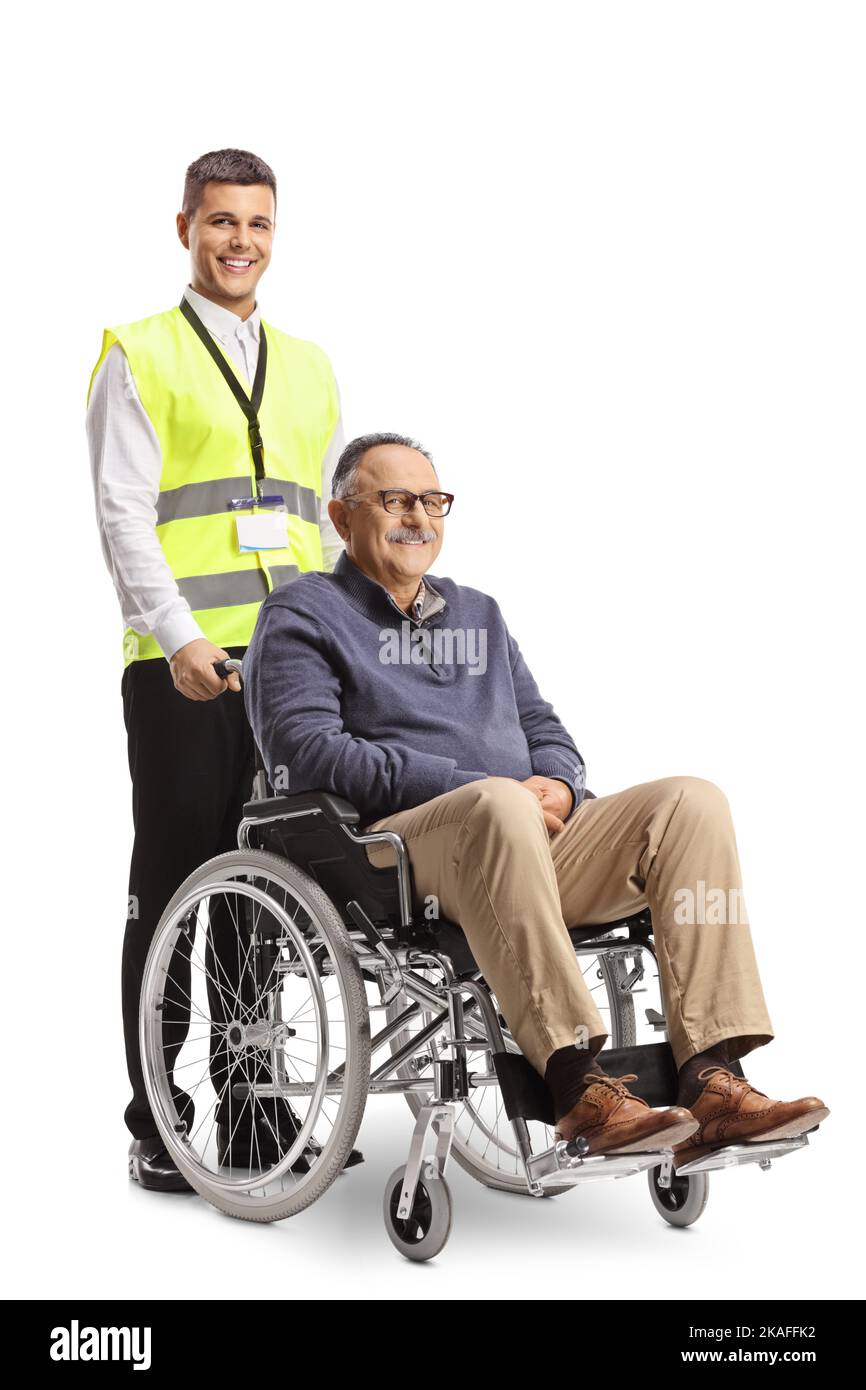 Employé de soutien d'aéroport debout derrière un homme mature dans un fauteuil roulant isolé sur fond blanc Banque D'Images