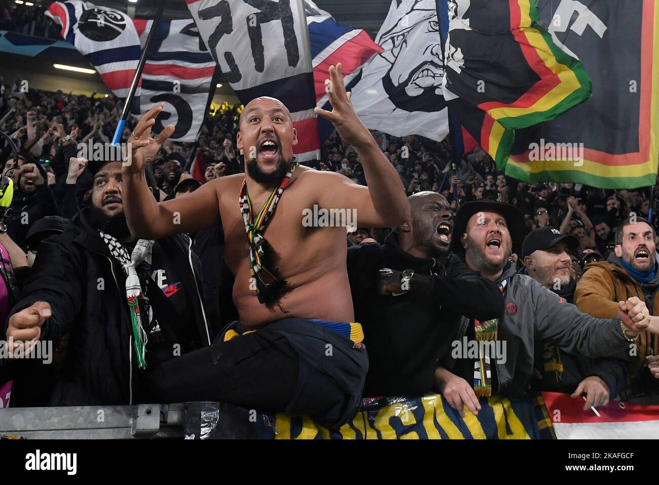 Turin, Italie. 02nd novembre 2022. Supporters du PSG lors du match de football du groupe H de la Ligue des champions entre le FC Juventus et Paris Saint Germain au stade Juventus de Turin (Italie), 2 novembre 2022. Photo Andrea Staccioli/Insidefoto crédit: Insidefoto di andrea staccioli/Alamy Live News Banque D'Images