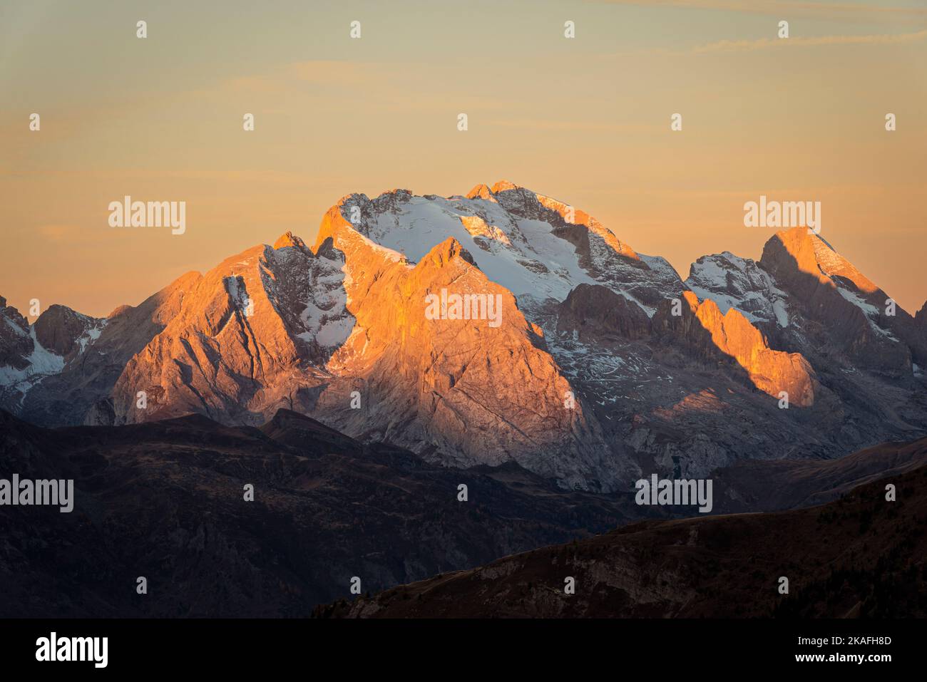 Les pics, les rochers et le glacier de la Marmolada brillent au premier soleil d'automne, Dolomites, Italie Banque D'Images