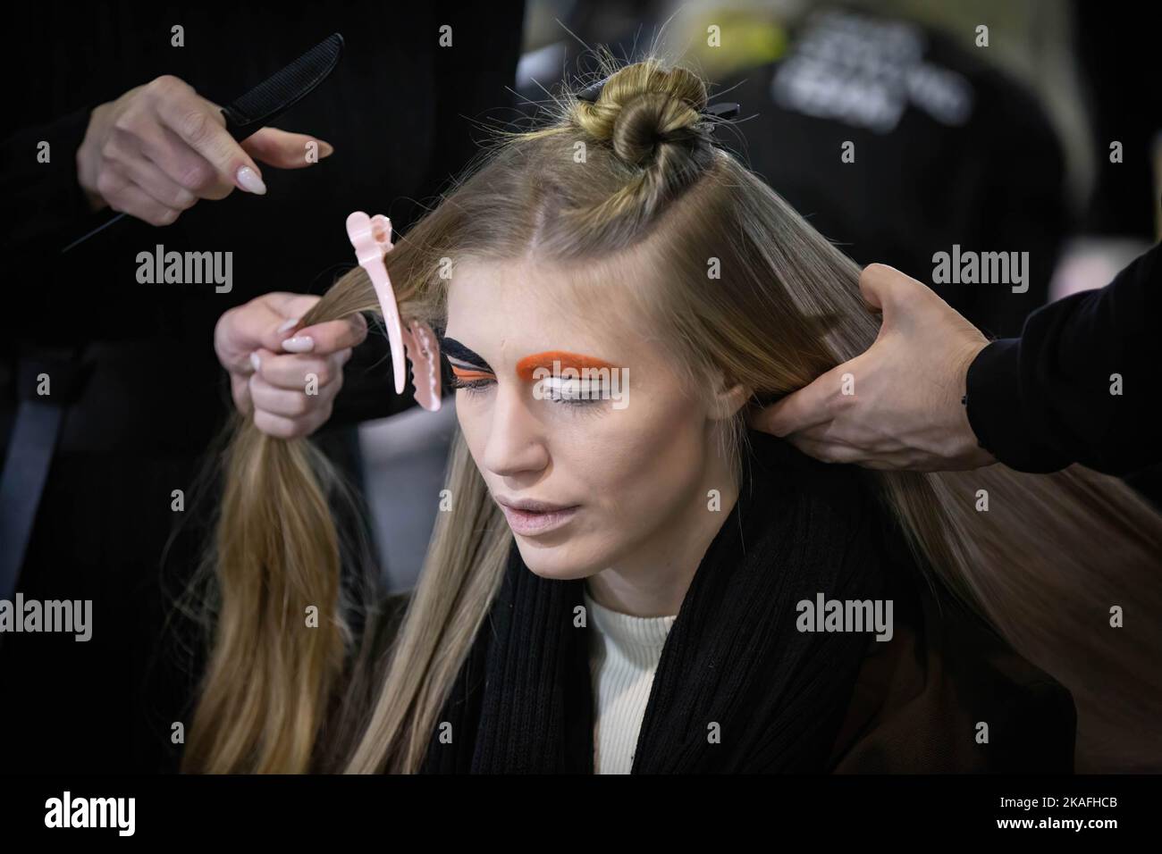 Kiev, Ukraine. 04th févr. 2022. Les maquillages stylisent les cheveux d'un modèle sur les coulisses pendant la semaine ukrainienne de la mode automne-hiver 2022-23 à Kiev. La semaine ukrainienne de la mode a été fondée en 1997 et est devenue la première semaine préparatoire en Europe de l'est. (Photo par Oleksii Chumachenko/SOPA image/Sipa USA) crédit: SIPA USA/Alay Live News Banque D'Images