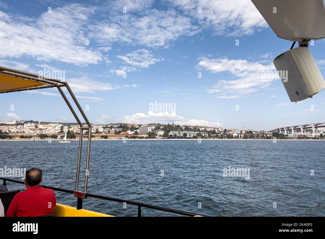 Un groupe de touristes prenant un tour en bateau à Lisbonne Banque D'Images