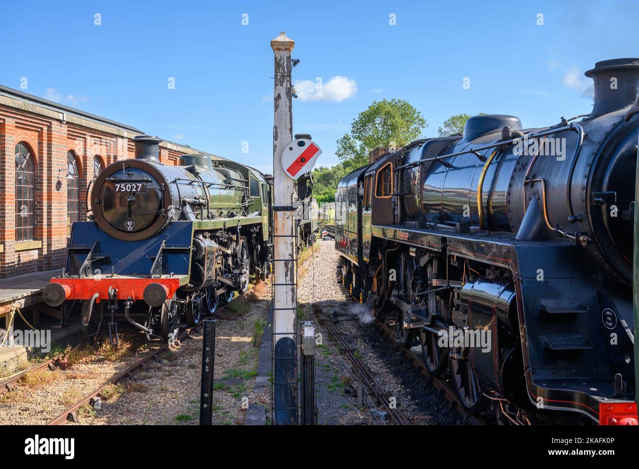 Locomotives à vapeur 75027 et 73082 'Camelot' garées dans une voie d'évitement à la gare de Bluebell à Sheffield Park, East Sussex, Angleterre. Banque D'Images