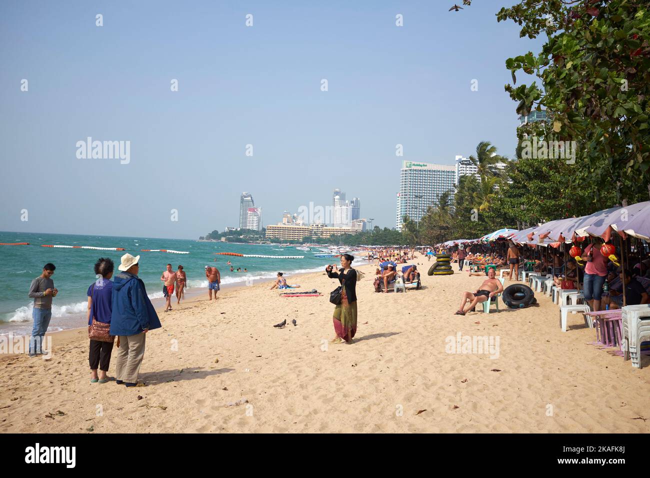 Les vacanciers posant pour souvenir photos sur la plage de Pattaya Thaïlande Banque D'Images