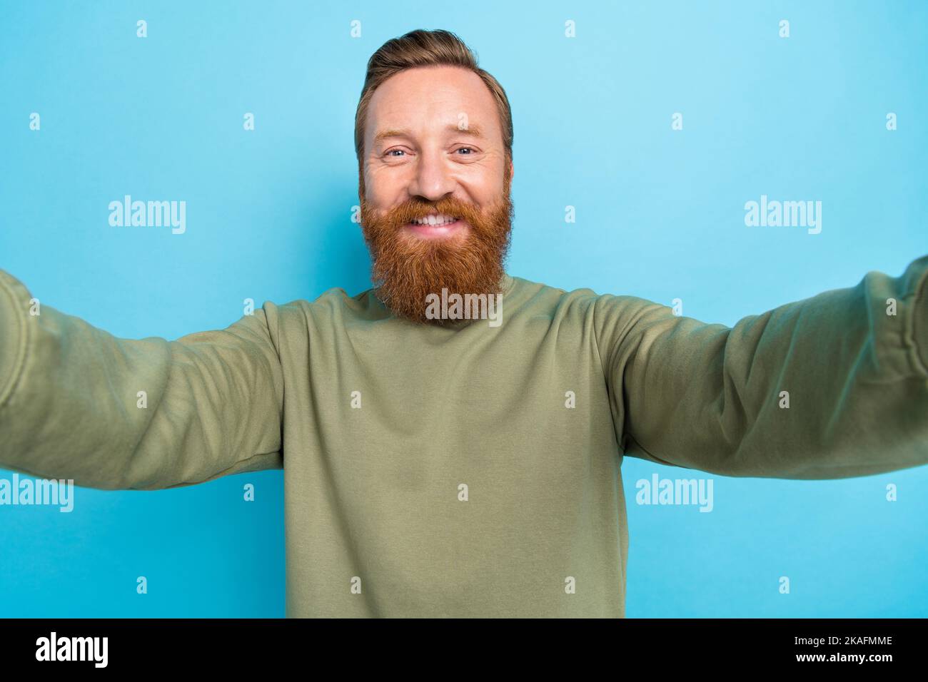 Portrait de beau gars heureux avec les cheveux rouges porter kaki Pullover  faire parler selfie sur appel vidéo isolé sur fond turquoise couleur Photo  Stock - Alamy