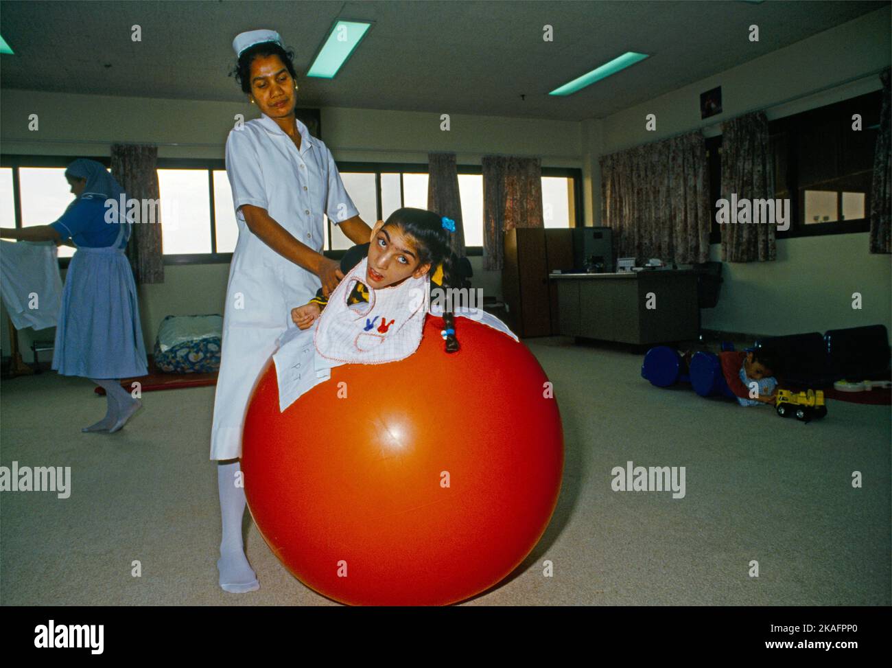 Kuwait City Kuwait handicap Society infirmière avec enfant sur ballon gonflable Banque D'Images