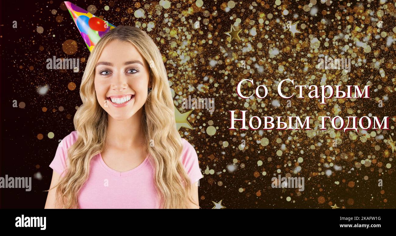 Portrait de la jeune femme caucasienne souriante par russe orthodoxe texte de la nouvelle année sur confetti Banque D'Images