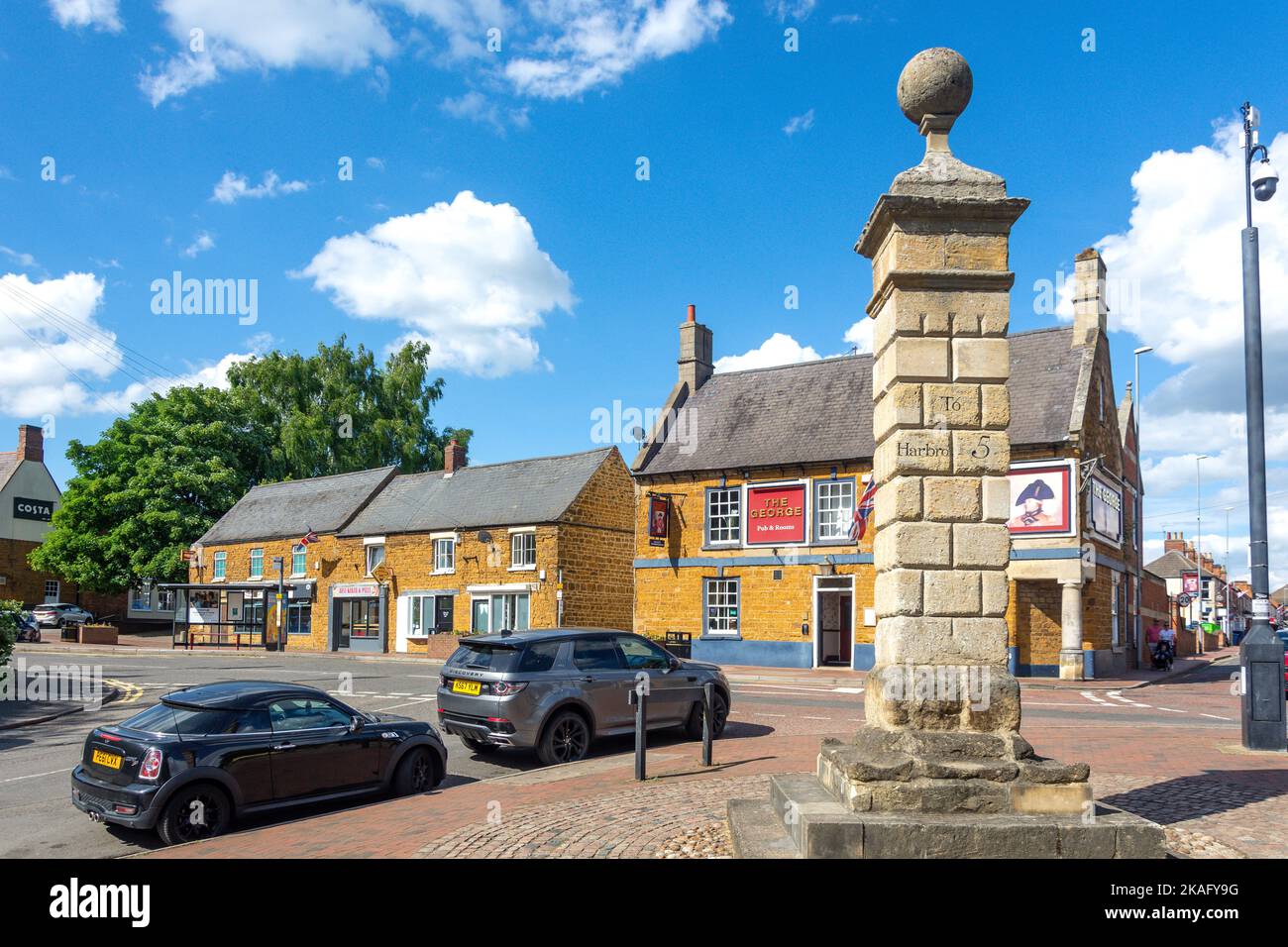 The Ancient Cross, High Street, Desborough, Northamptonshire, Angleterre, Royaume-Uni Banque D'Images