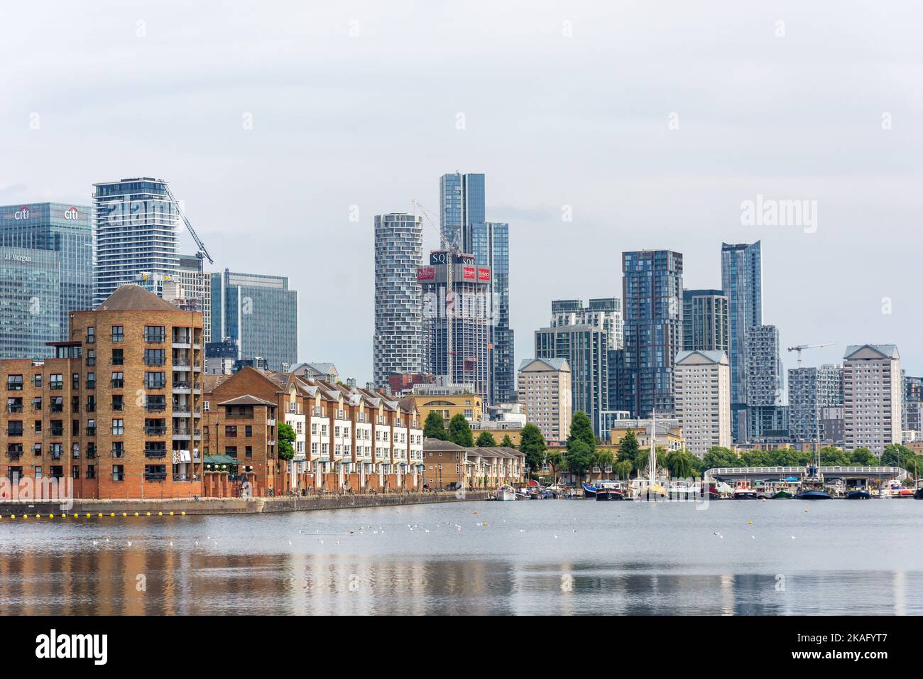 Quartier des affaires de Canary Wharf depuis Greenland Dock, Rotherhithe, le London Borough of Southwark, Greater London, Angleterre, Royaume-Uni Banque D'Images