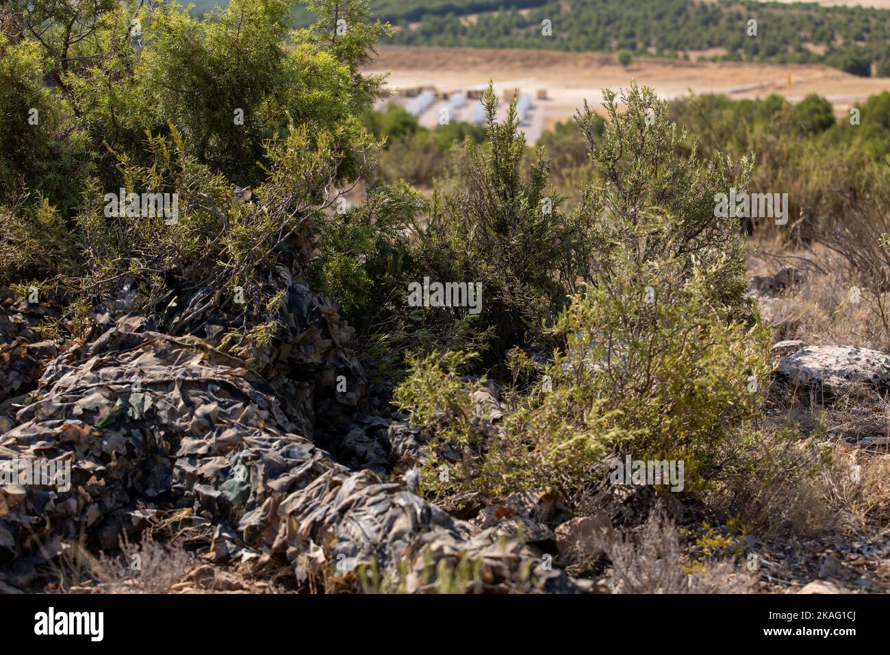 Tireurs d'élite internationaux de Belgique, Allemagne, Italie, pays-Bas, Espagne, Et les États-Unis ont utilisé leur environnement pour construire des sites de cachette au cours de Desert Sniper du Centre international de formation spécialisée (ITSC) à Chinchilla, en Espagne, au 13 juillet 2022. Les compétences avancées de sniper augmentent la létalité sur le champ de bataille et le travail avec des partenaires multinationaux renforce l'interopérabilité et la cohésion entre les alliés. Banque D'Images