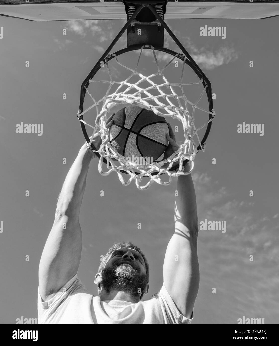sport et passe-temps. dunk dans le panier. slam dunk en mouvement. activité estivale. Banque D'Images