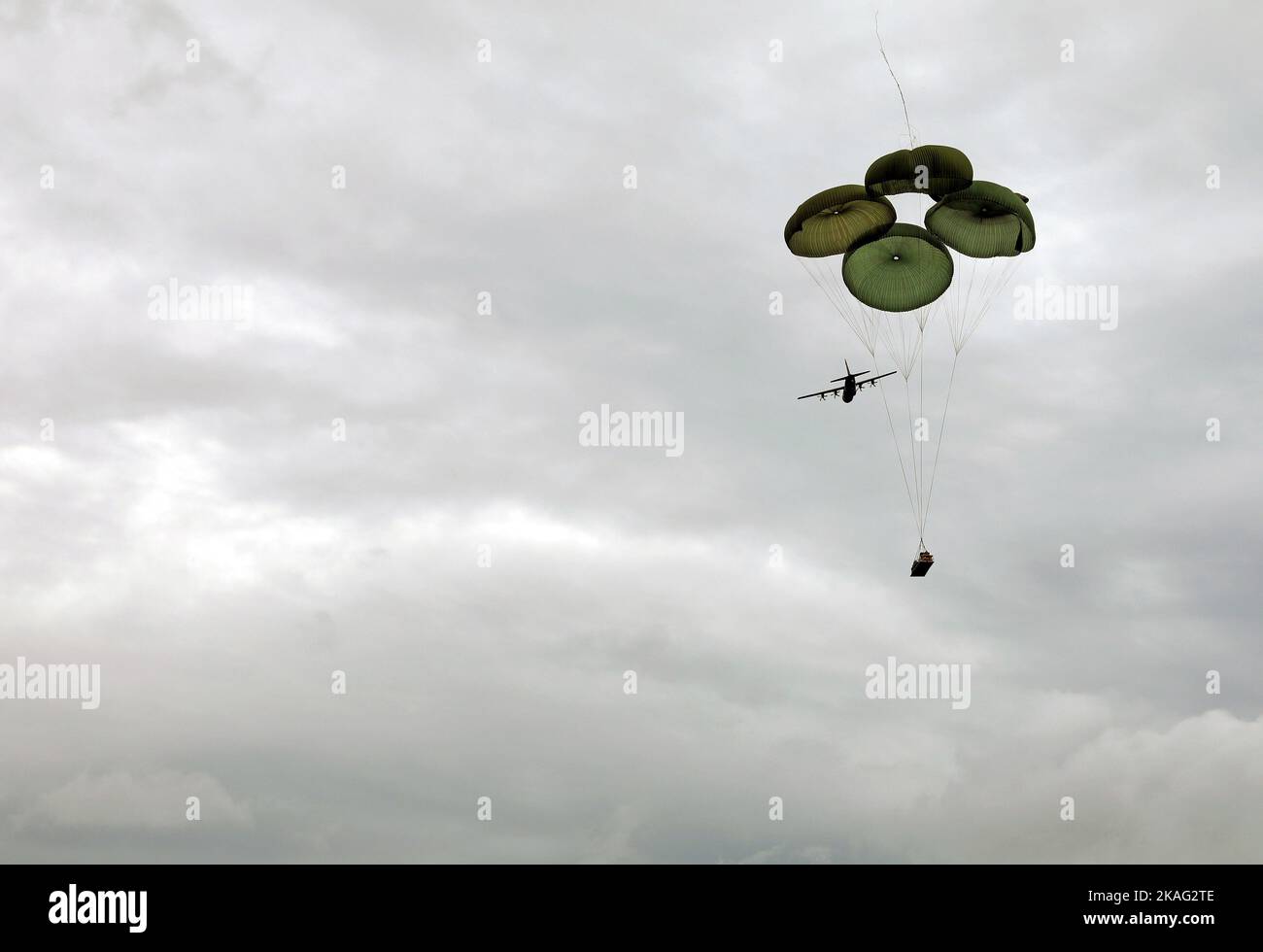 Le 173rd Airborne dépose l'équipement d'un C-17 Globemaster pendant la jonction sabre à Hohenfel, Allemagne, 8 septembre 2022. Sabre Junction 22 est un exercice multinational de rotation conçu pour évaluer la préparation de la Brigade aéroportée 173rd de l'armée américaine à exécuter des opérations terrestres unifiées en une seule opération, Ensemble de l'environnement et de promouvoir l'interopérabilité avec plus de 4 500 participants des États-Unis et des pays alliés et partenaires dans les zones d'entraînement de Grafenwoehr et Hohenfels de l'armée américaine, de 29 août à 20 septembre 2022. Photo de l'armée américaine par Sgt. Rigo Cisneros Banque D'Images