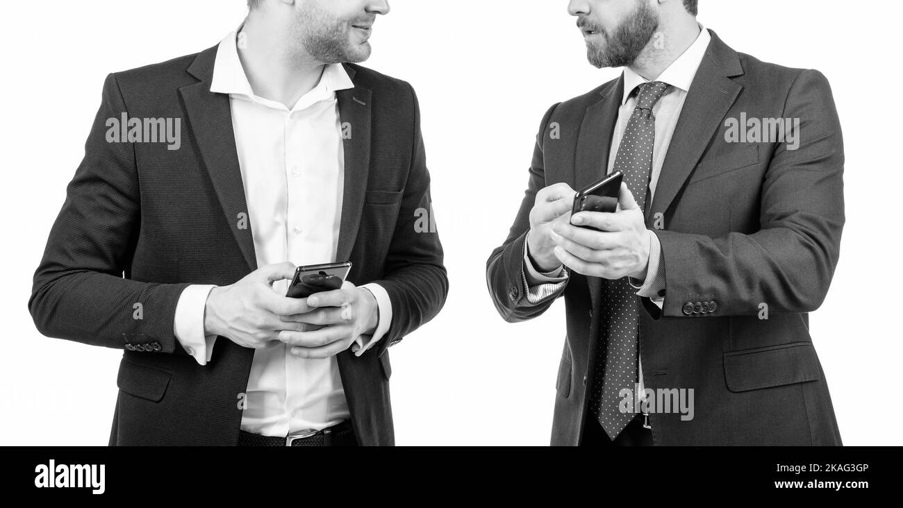 les hommes courts discutent de tenir leur smartphone dans les mains isolées lors d'une réunion d'affaires blanche Banque D'Images
