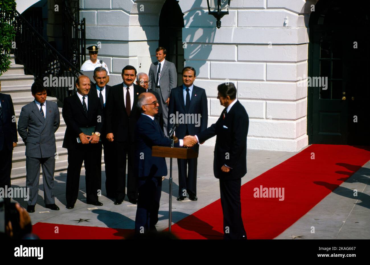 Rencontre du président AMÉRICAIN Ronald Reagan avec le roi Hussein de Jordanie à l'extérieur de la Maison Blanche 21 décembre 1982 Washington DC États-Unis Banque D'Images