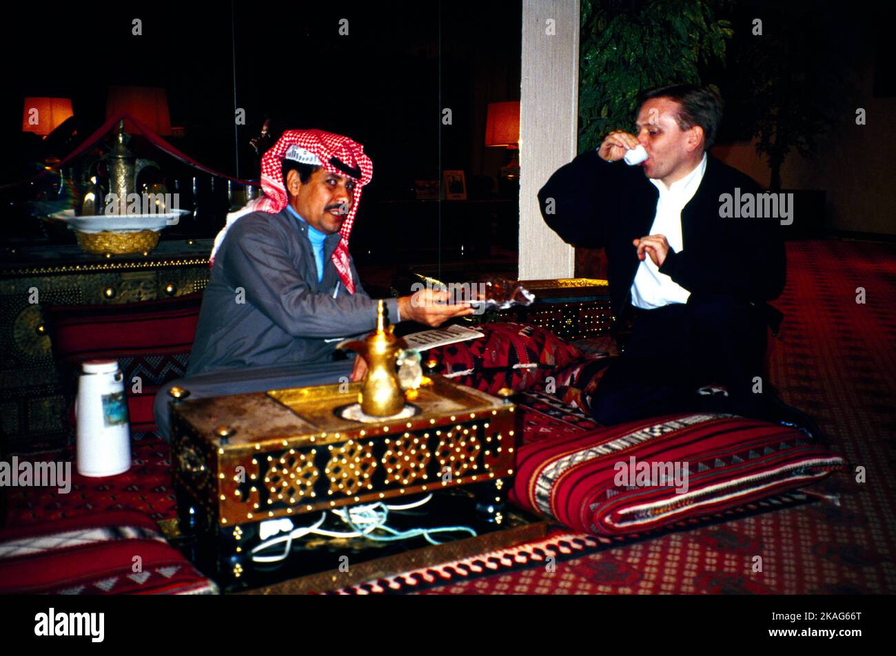 Koweït hommes boire du café traditionnel offre locale Date au tourisme Banque D'Images