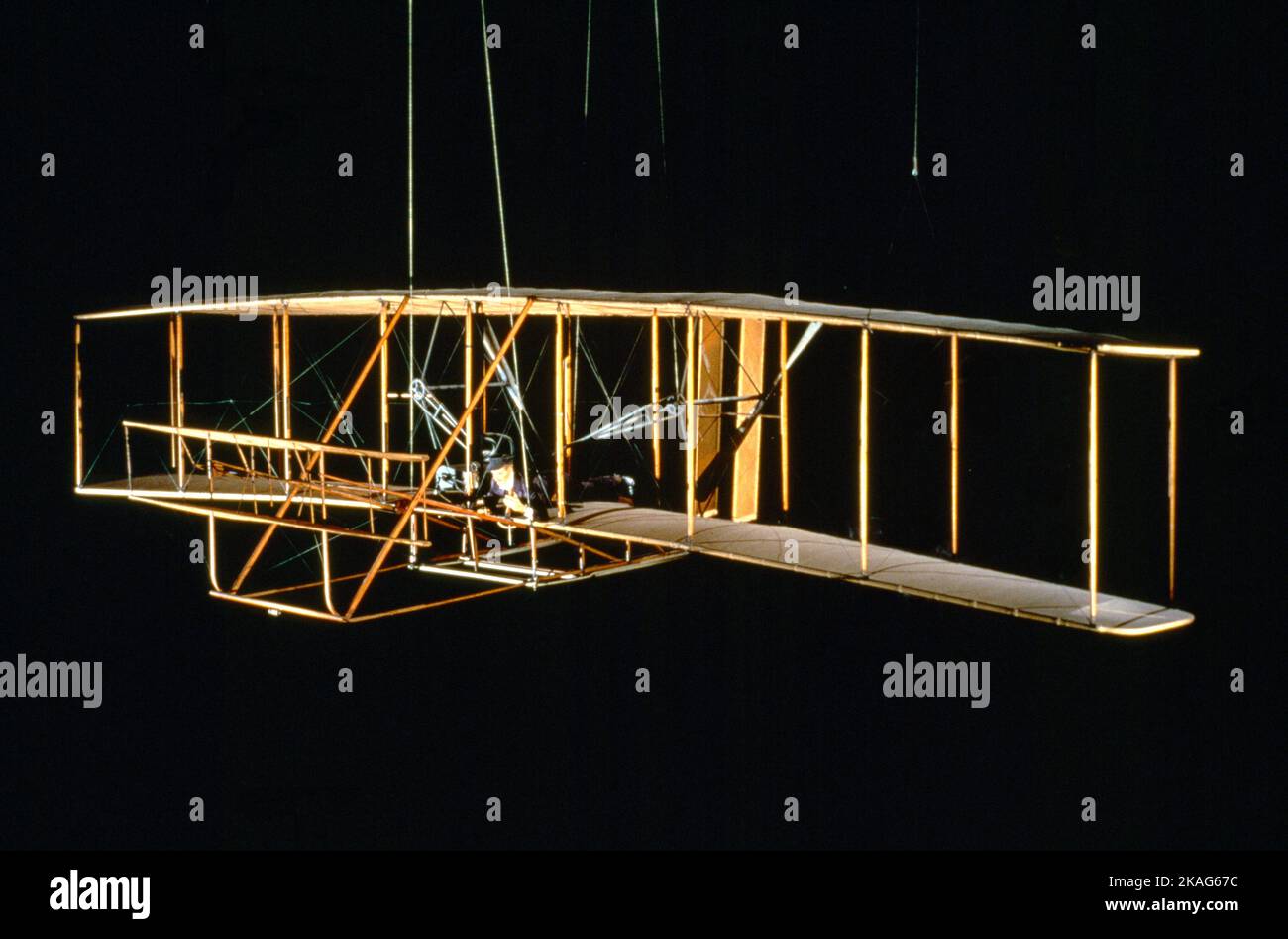 Wright 1903 Flyer suspendu dans le Milestone of Flight Gallery au National Air and Space Museum de la Smithsonian institution Washington USA Banque D'Images