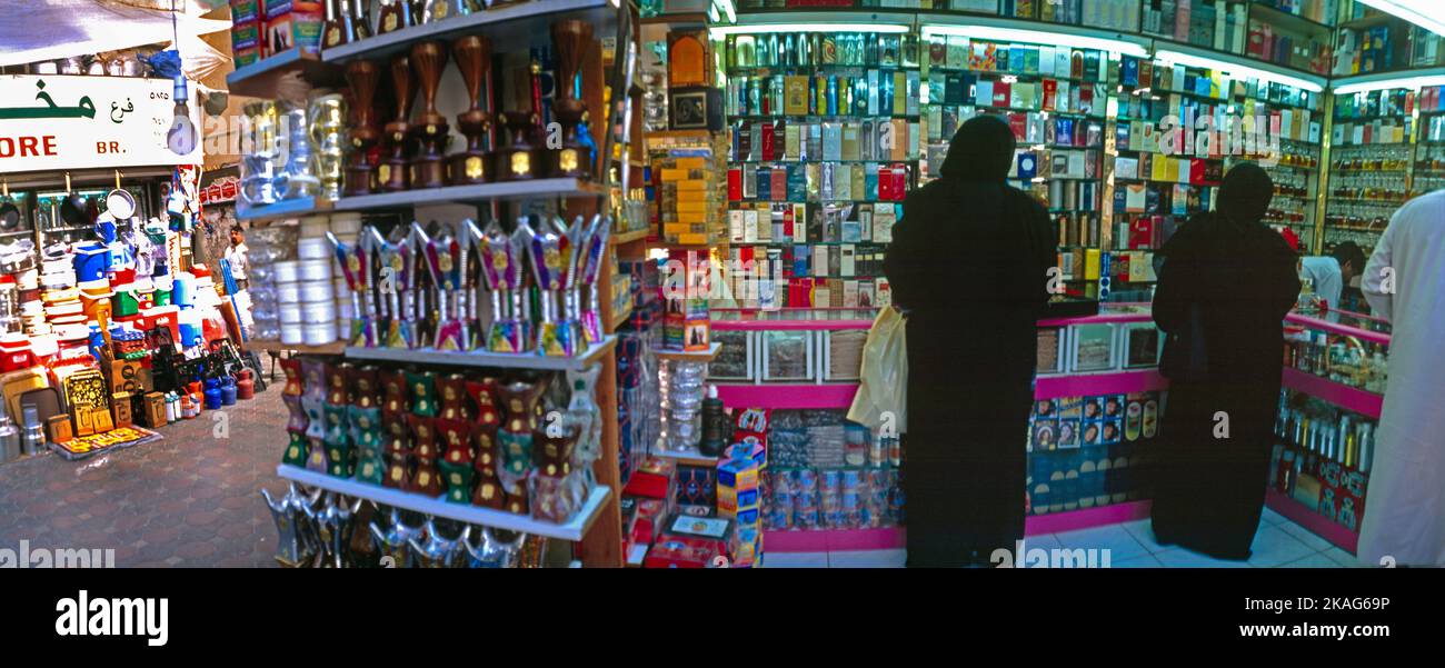 Abu Dhabi eau deux femmes dans le souk traditionnel de la Perfume Shop Banque D'Images