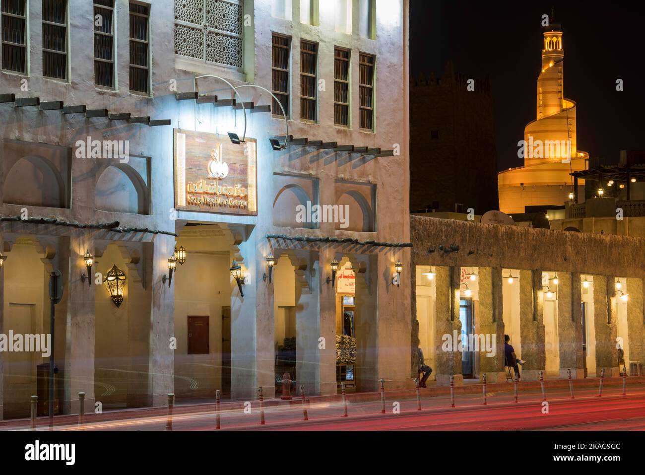 Doha, Qatar, avril 22,2022 : vues de nuit sur l'architecture arabe traditionnelle du marché Souq Waqif. Banque D'Images Doha, Qatar, avril 22,2022 : vues de nuit sur l'architecture arabe traditionnelle du marché Souq Waqif. Banque D'Images