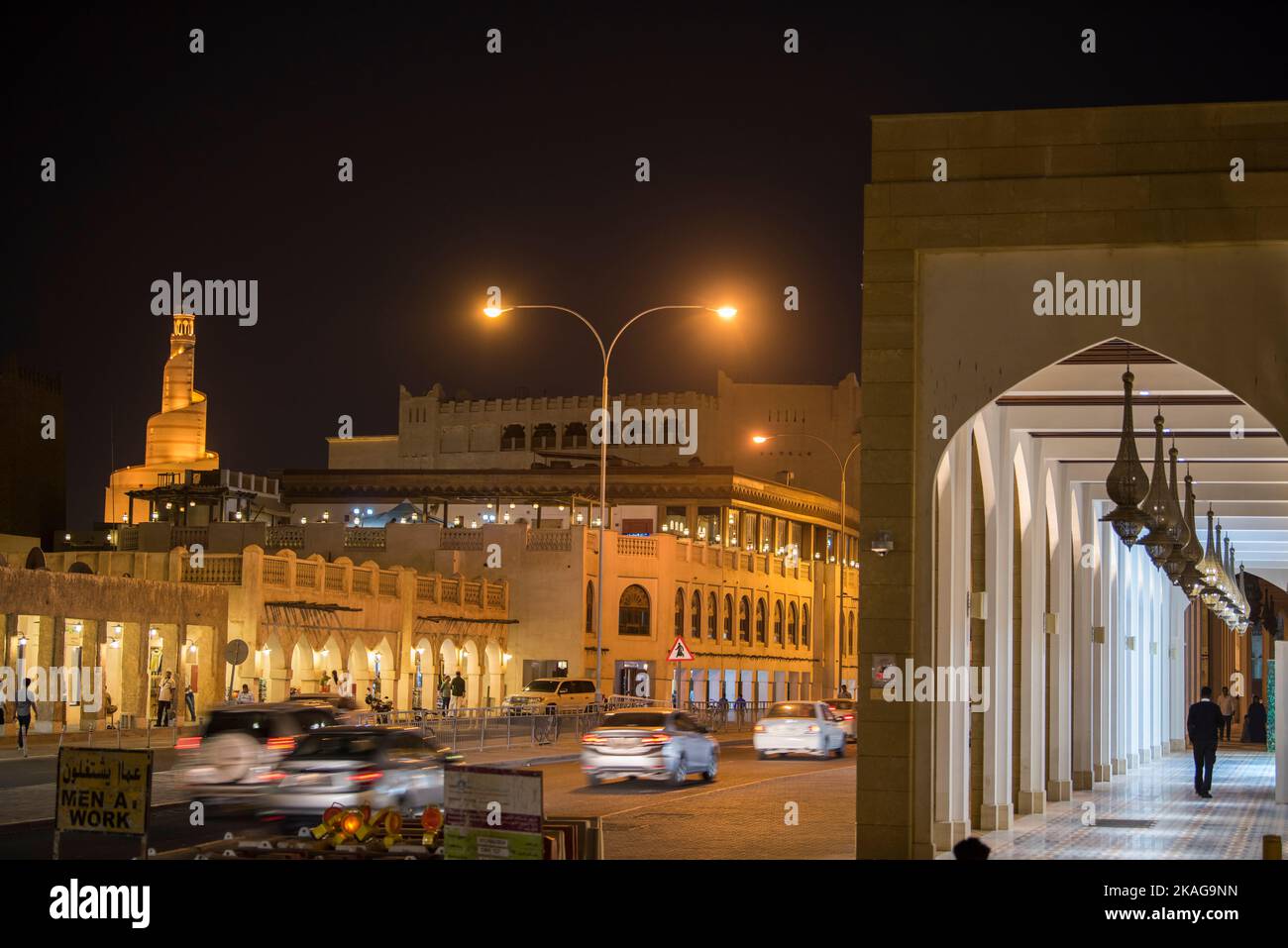 Doha, Qatar, avril 22,2022 : vues de nuit sur l'architecture arabe traditionnelle du marché Souq Waqif. Banque D'Images Doha, Qatar, avril 22,2022 : vues de nuit sur l'architecture arabe traditionnelle du marché Souq Waqif. Banque D'Images