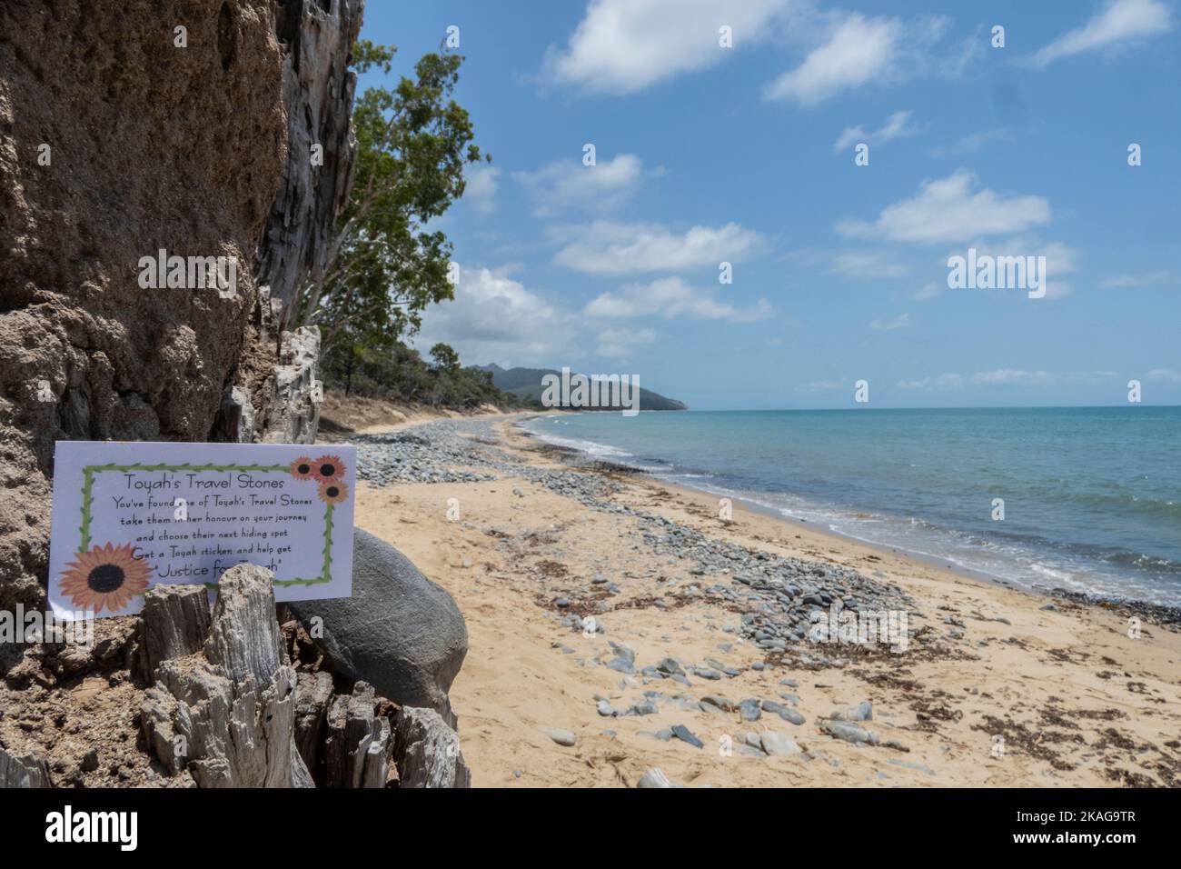 La scène à Wangetti Beach près de Cairns dans le nord du Queensland où Toyah Cordingley a été assassiné en 2018. Un sanctuaire a été créé à sa mémoire. Banque D'Images