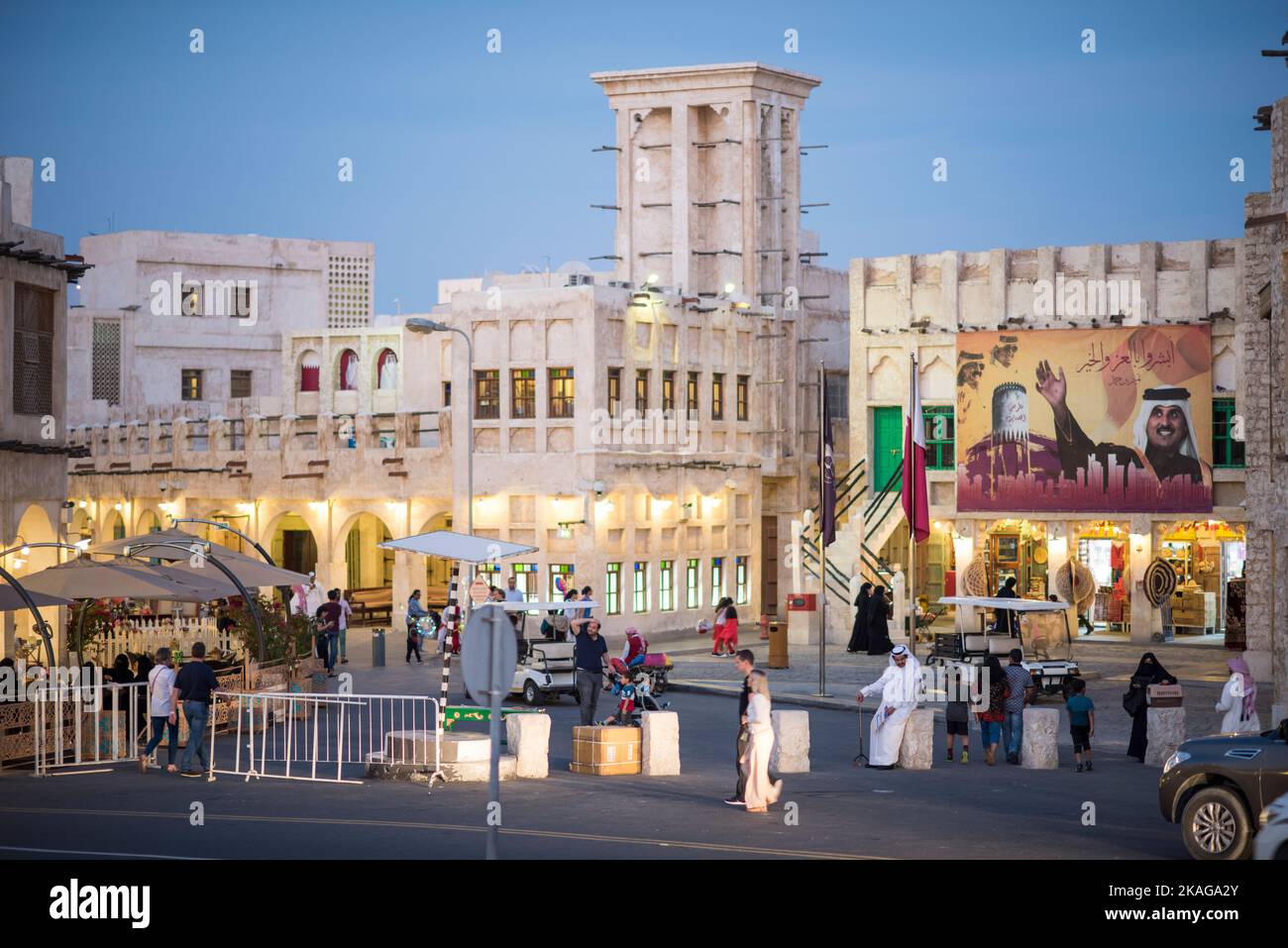 Doha, Qatar, avril 22,2022 : vues de nuit sur l'architecture arabe traditionnelle du marché Souq Waqif. Banque D'Images