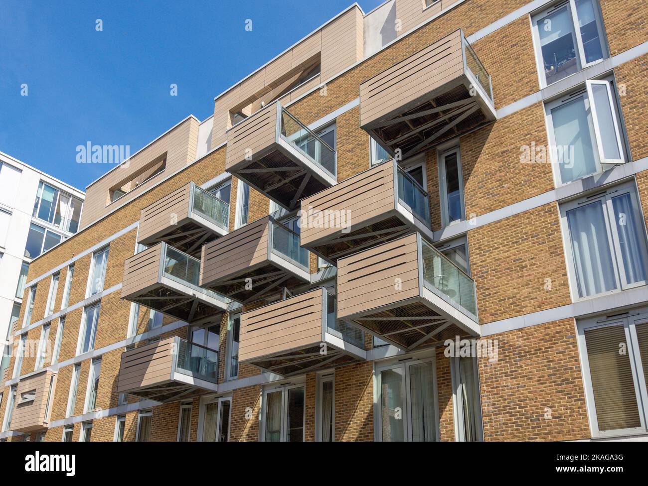 Balcons en saillie sur l'immeuble Axis court, East Lane, Bermondsey, London Borough of Southwark, Greater London, Angleterre, Royaume-Uni Banque D'Images