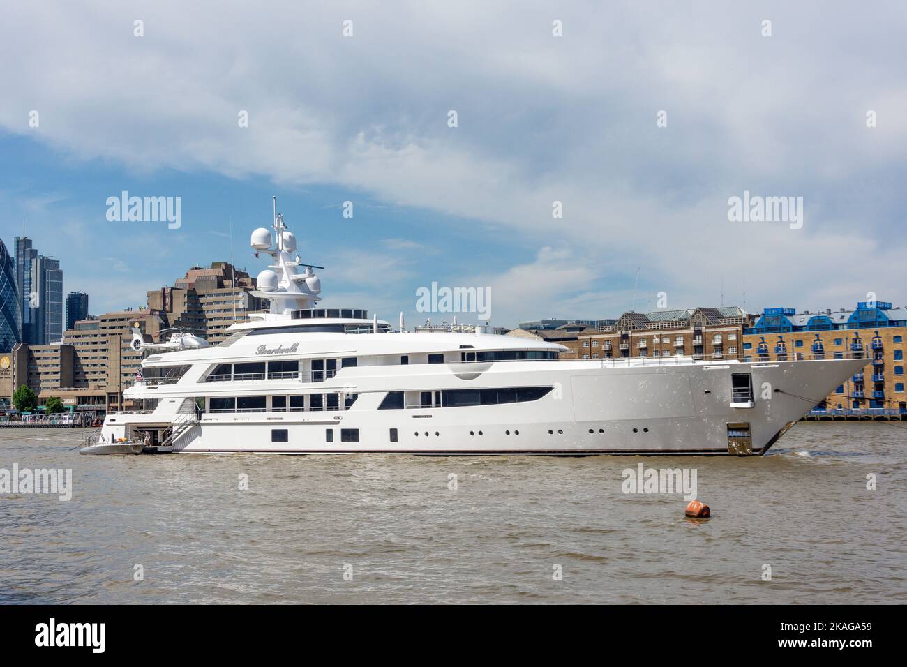 Le yacht « BoardWalk » amarré sur la Tamise à St Saviors Dock, Bermondsey, London Borough of Southwark, Greater London, Angleterre, Royaume-Uni Banque D'Images