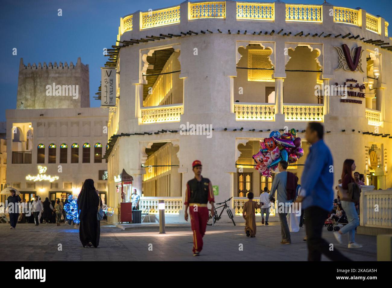 Doha, Qatar, avril 22,2022 : vues de nuit sur l'architecture arabe traditionnelle du marché Souq Waqif. Banque D'Images Doha, Qatar, avril 22,2022 : vues de nuit sur l'architecture arabe traditionnelle du marché Souq Waqif. Banque D'Images